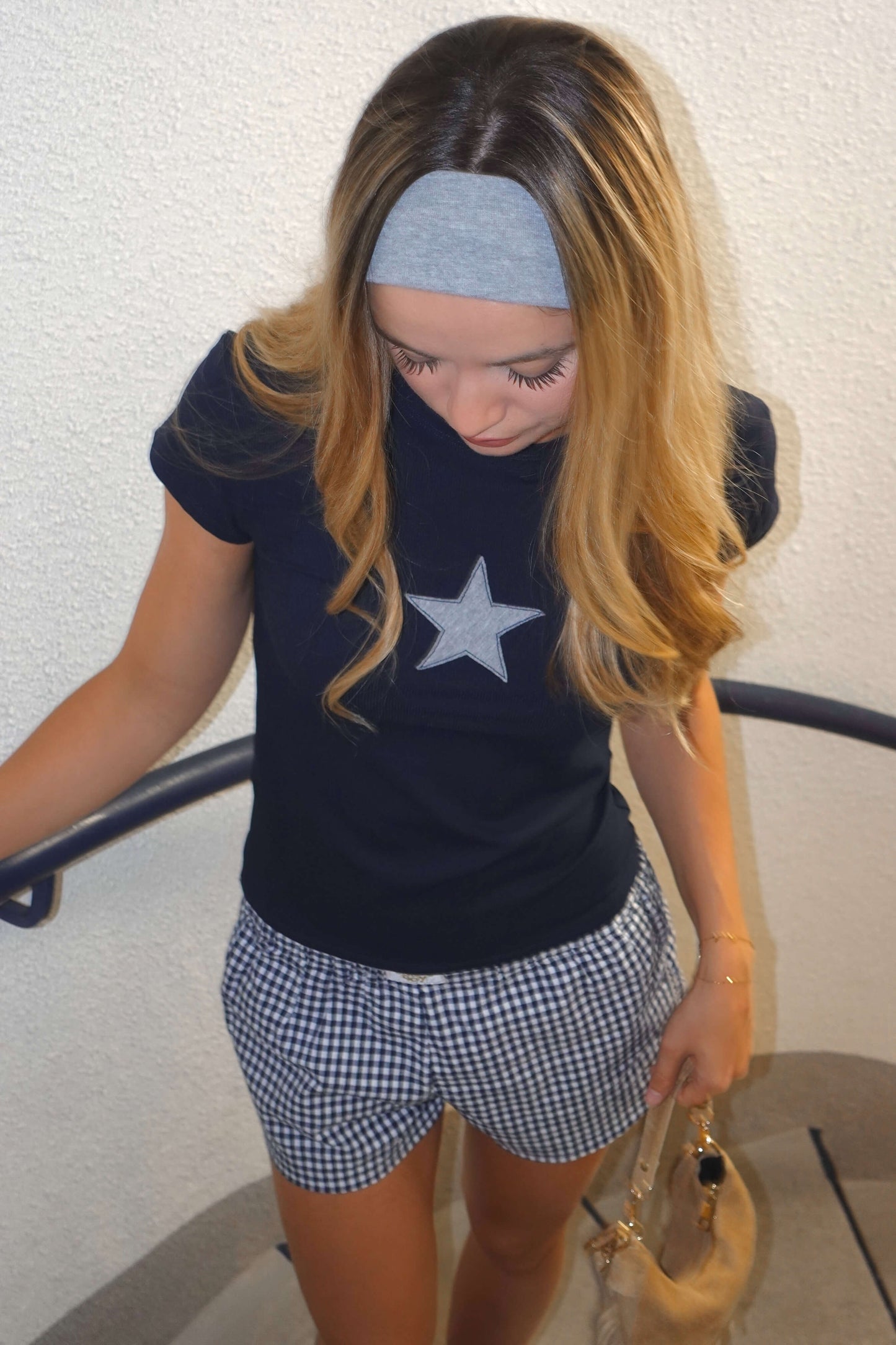 Le bandeau DAILY gris chiné est l’allié parfait de vos journées chargées. Fabriqué à la main dans notre atelier Sisters Bay, il offre confort et maintien grâce à sa matière élastique en jersey de qualité. Un indispensable mode pour vos looks Back to School, vos idées tenues du quotidien ou vos moments cocooning.