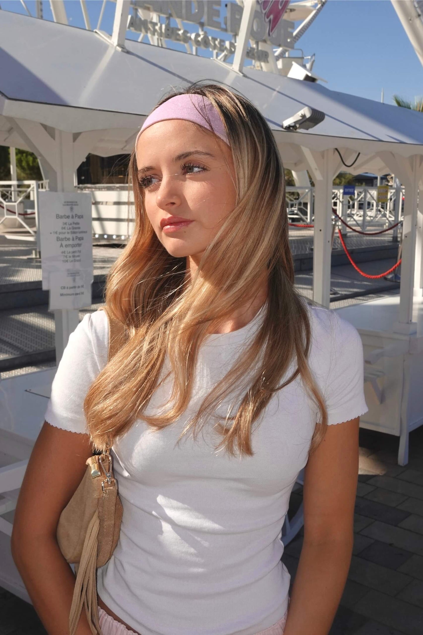 Ajoutez une touche scintillante à vos looks de rentrée ! Le bandeau GLITZ baby pink à paillettes, fabriqué à la main dans notre atelier Sisters Bay, combine confort et style. Sa largeur de 6,5 cm et sa matière élastique en jersey assurent un maintien parfait pour toutes vos tenues Back to School ou soirées.