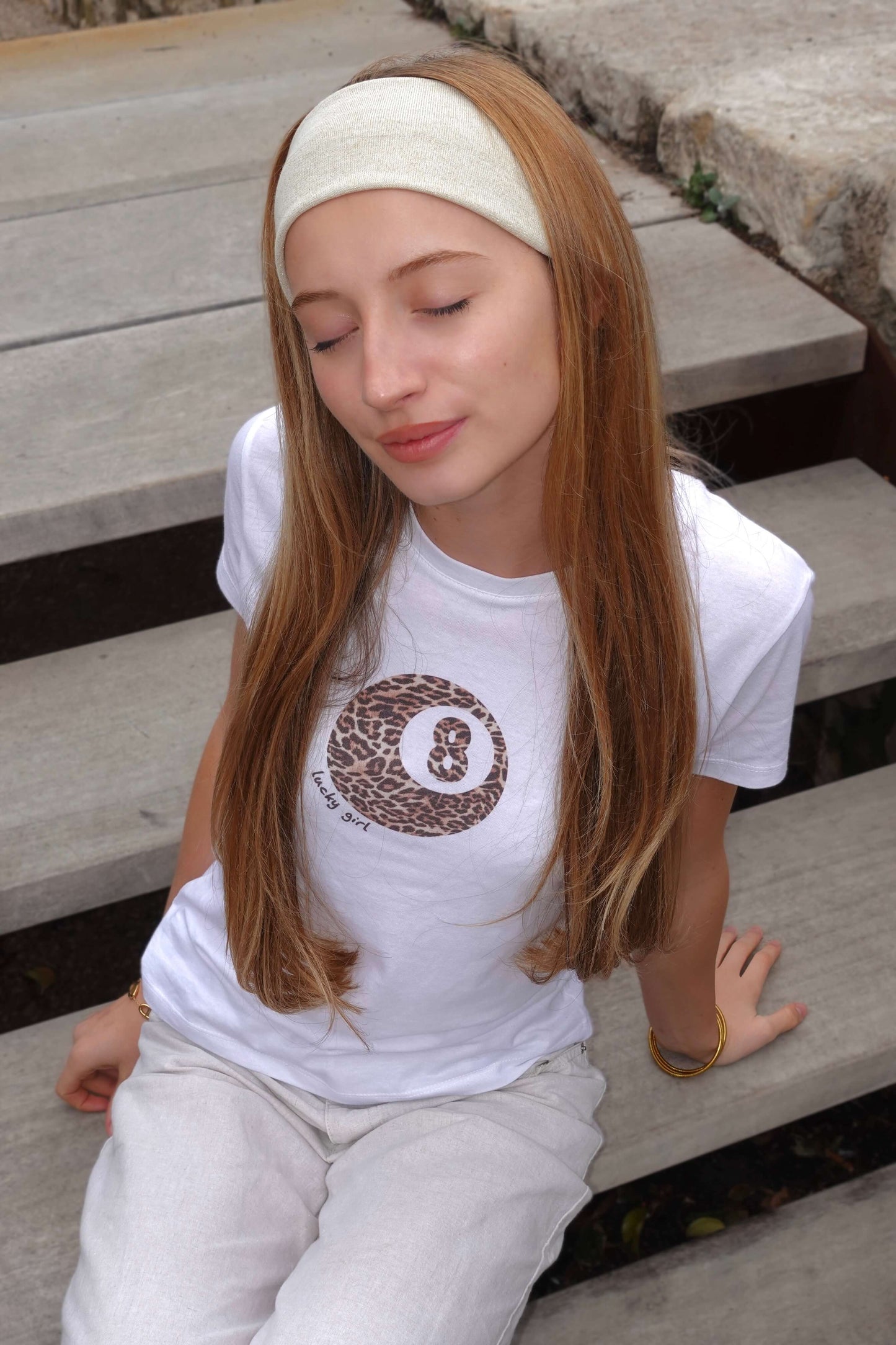 Bandeau beige à paillettes, fabriqué à la main dans notre atelier. Matière élastique pour plus de confort. Composition : 100 % jersey.