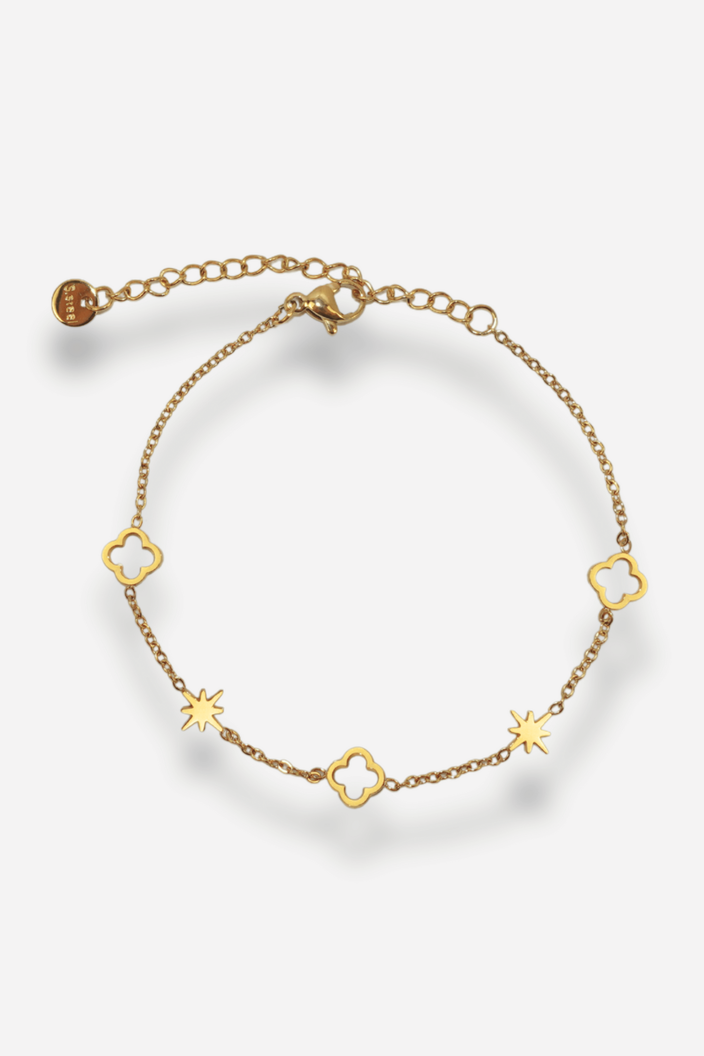 Bracelet raffiné en acier inoxydable, disponible en finition dorée ou argentée. Orné d’étoiles et de trèfles porte-bonheur, il s’ajuste parfaitement grâce à une chaînette d’extension. Un bijou élégant et symbolique pour sublimer votre poignet.