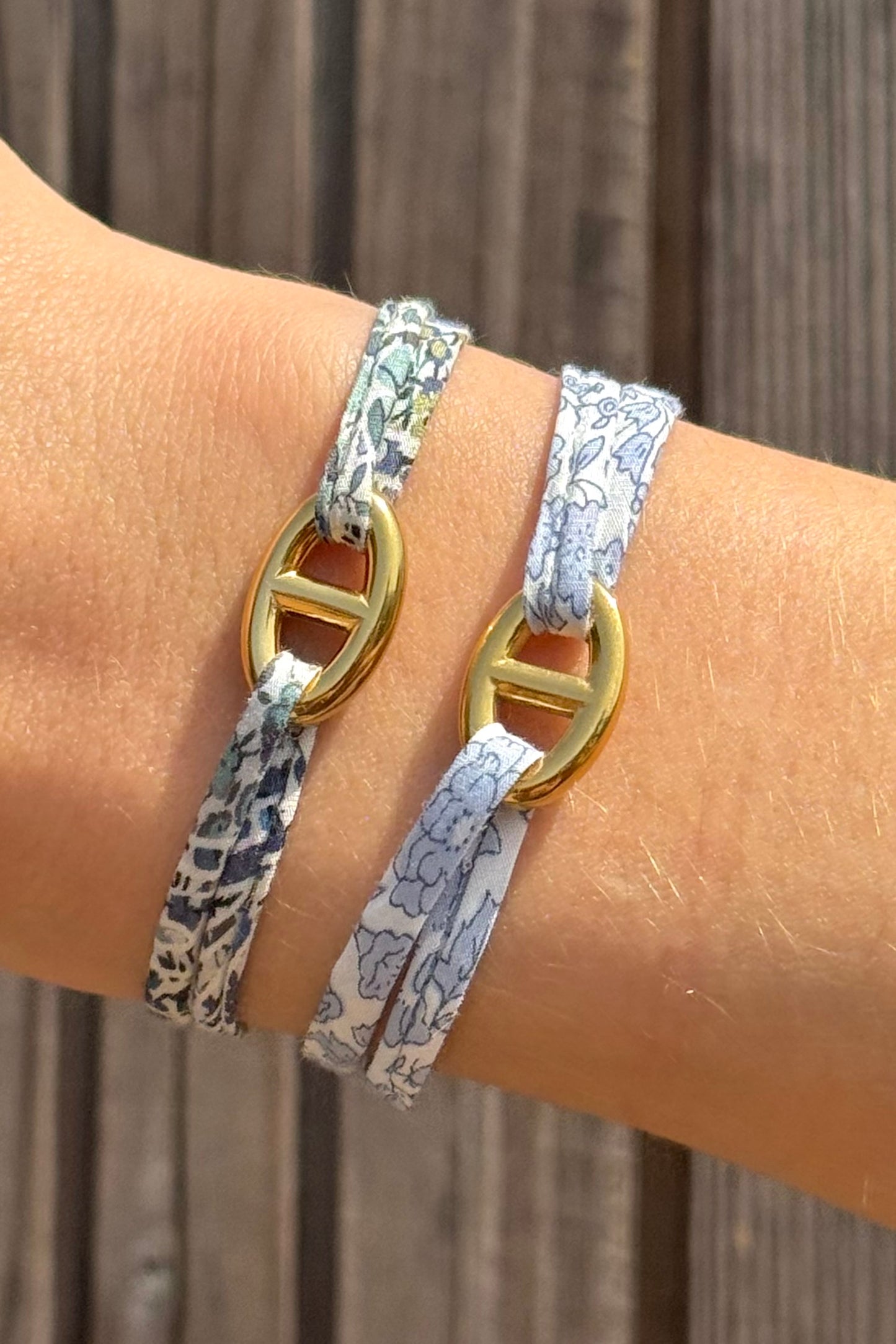 Bracelet liberty bleu clair Sisters Bay fait main, avec maillon en acier inoxydable et nœuds coulissants ajustables.