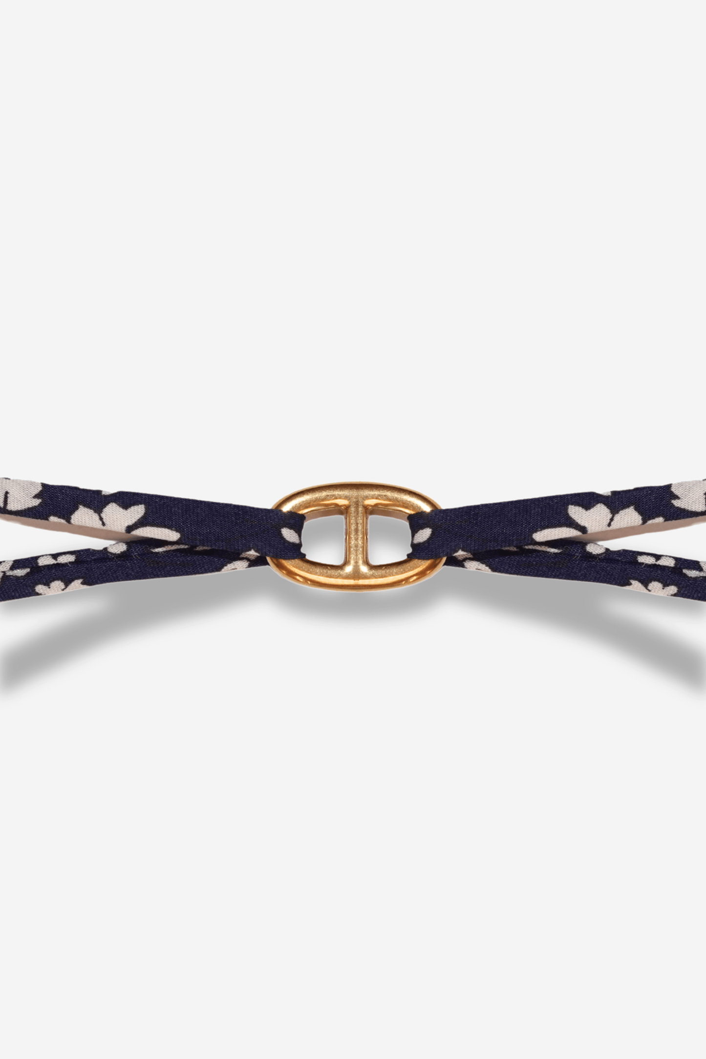 Bracelet Liberty Navy Sisters Bay ajustable avec maillon bleu en acier inoxydable, accessoire fait main pour l’été et la rentrée.