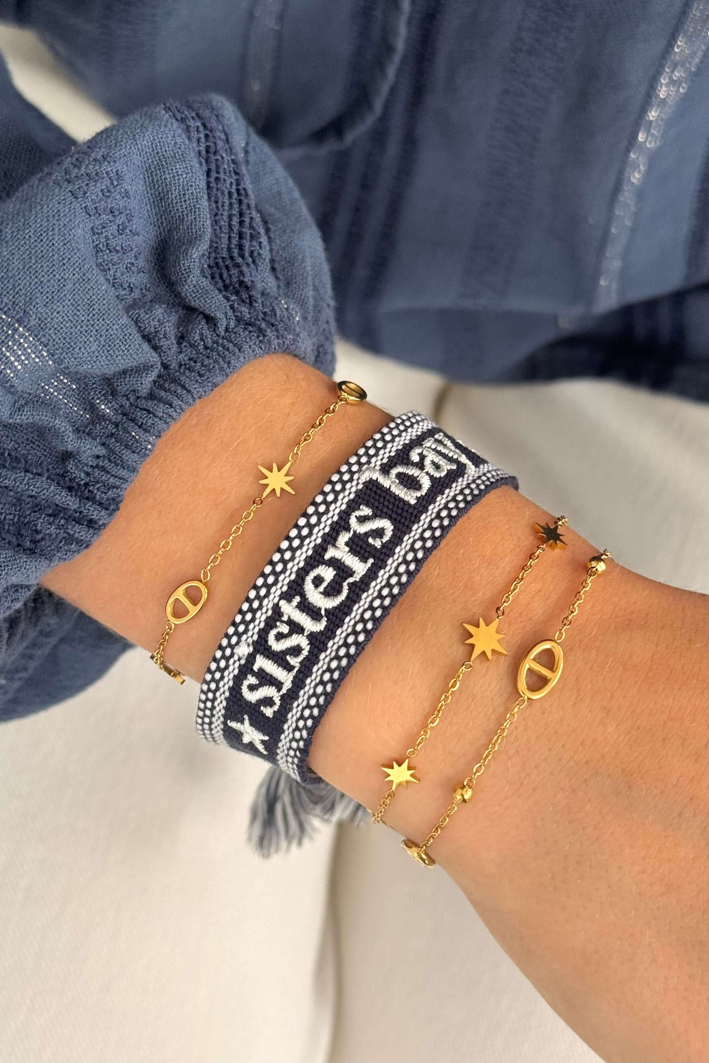 Détail du bracelet brodé ★ sisters bay ★, élégant et ajustable.