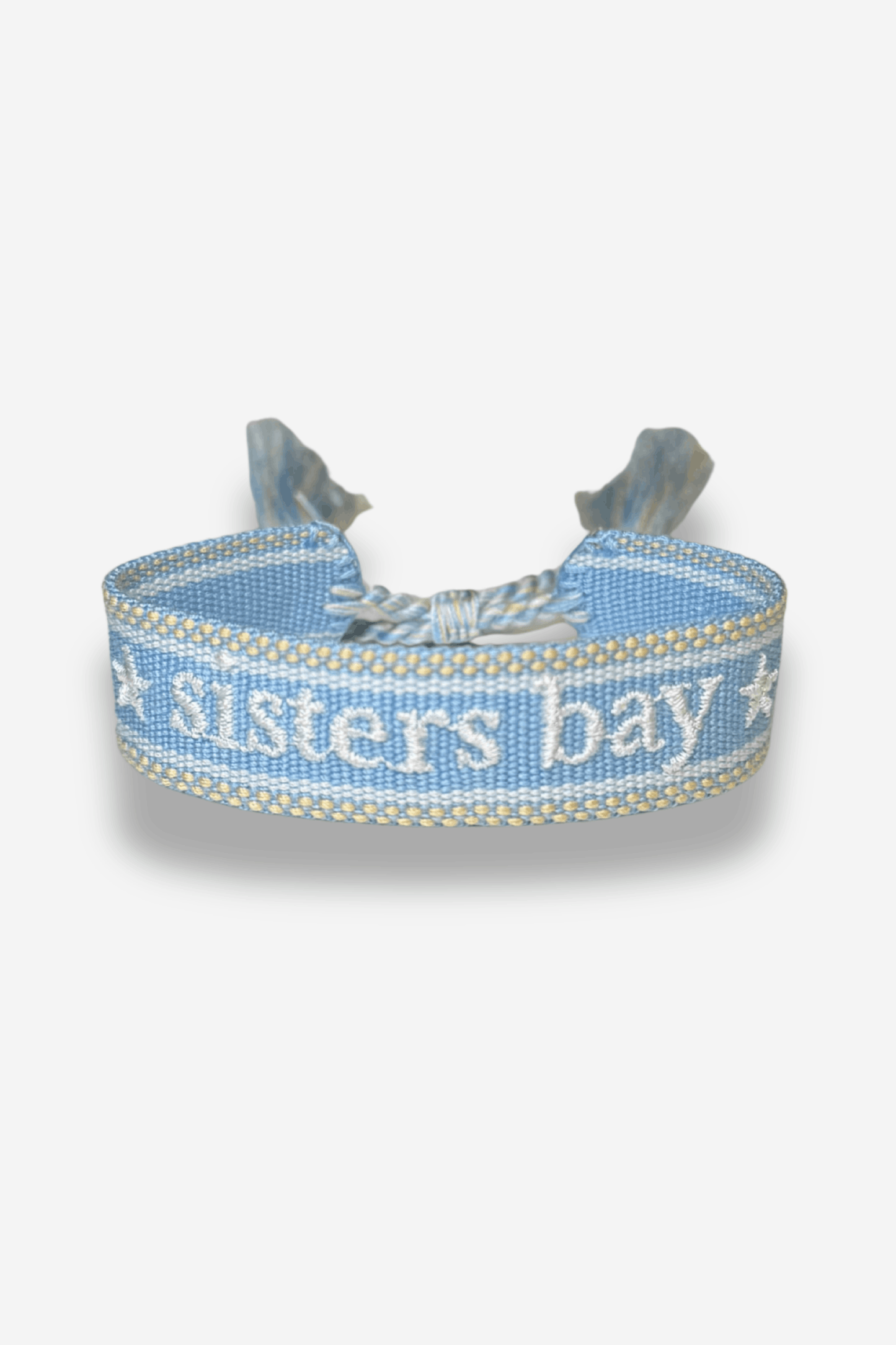 Bracelet tissé bleu clair, création exclusive Sisters Bay, brodé « ★ sisters bay ★ » avec longueur ajustable grâce à un nœud coulissant.
