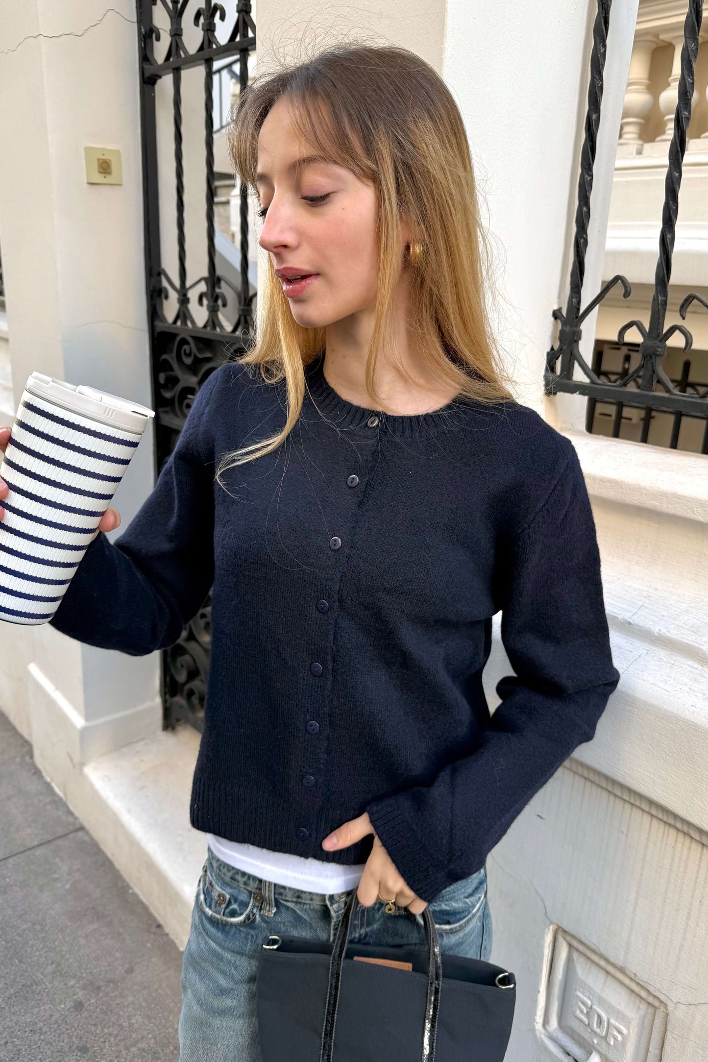 Cardigan CLOUD navy Sisters Bay en maille confortable, coupe moderne facile à porter pour un style chic et décontracté.