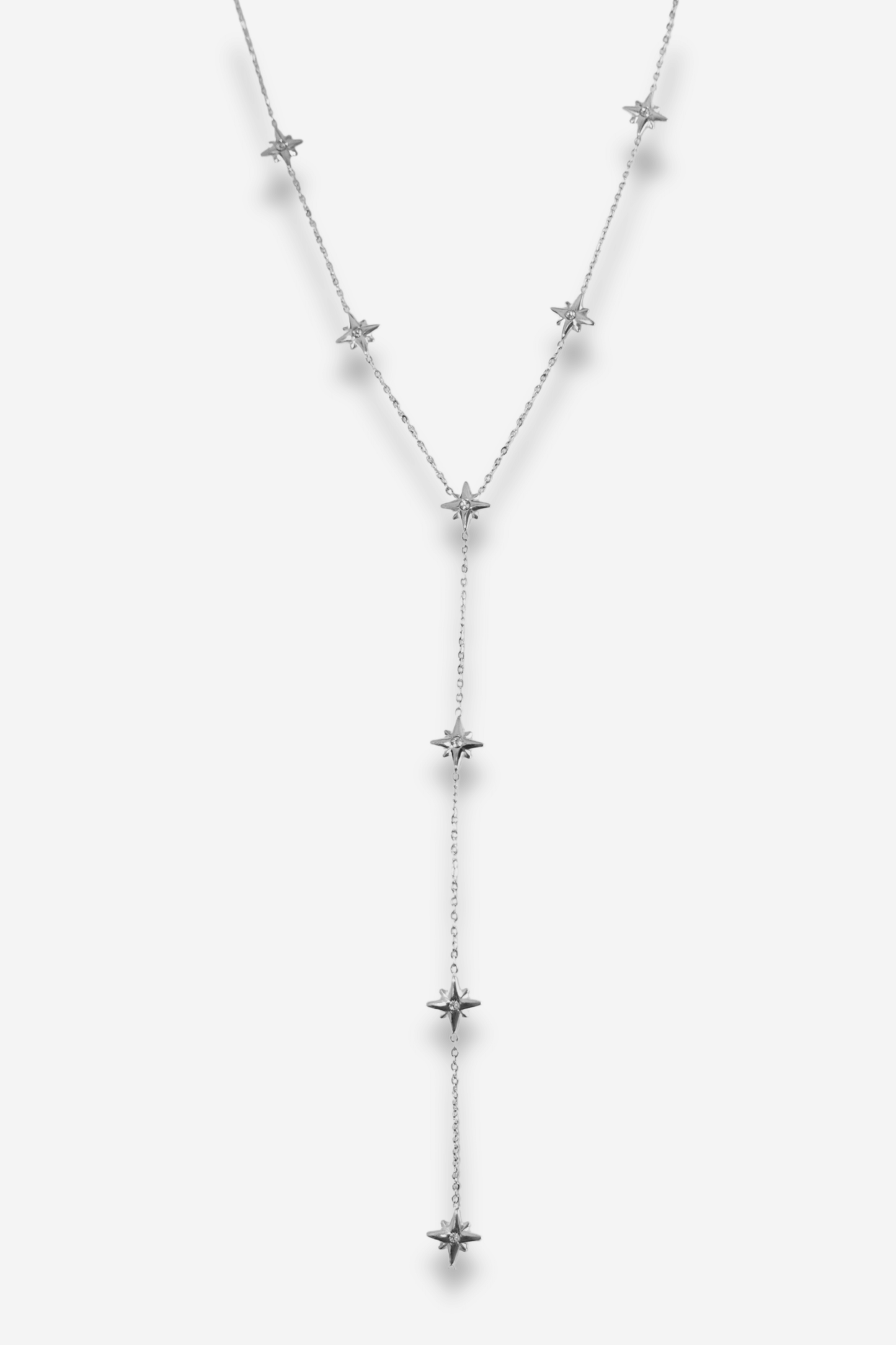 Collier en “Y” argenté avec étoiles à strass de Sisters Bay, chaîne délicate avec pendentif étoile et chaînette ajustable. Résiste à l'eau et ne ternit pas.