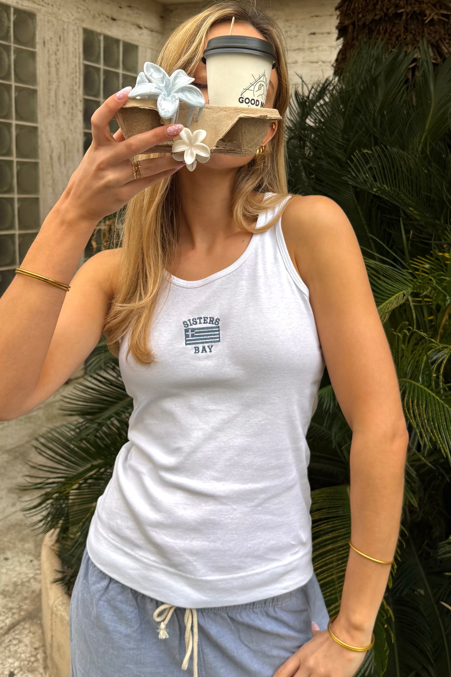 Débardeur GREECE Navy pour femme, coupe cintrée et dos nageur, en 100% coton, avec broderie du drapeau grec réalisée artisanalement dans l’atelier SISTERS BAY.