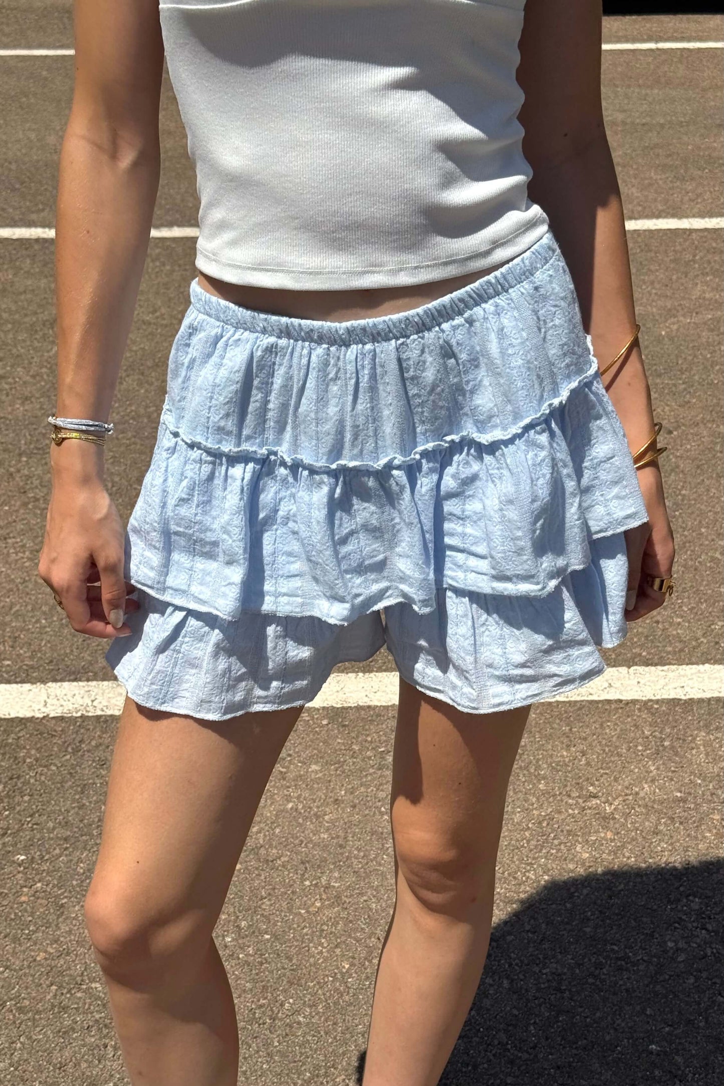 Zoom sur la jupe-short BLISS en coton 100 % : tissu respirant, teinte bleu clair douce et taille élastique discrète. Un basique chic pour l’été.