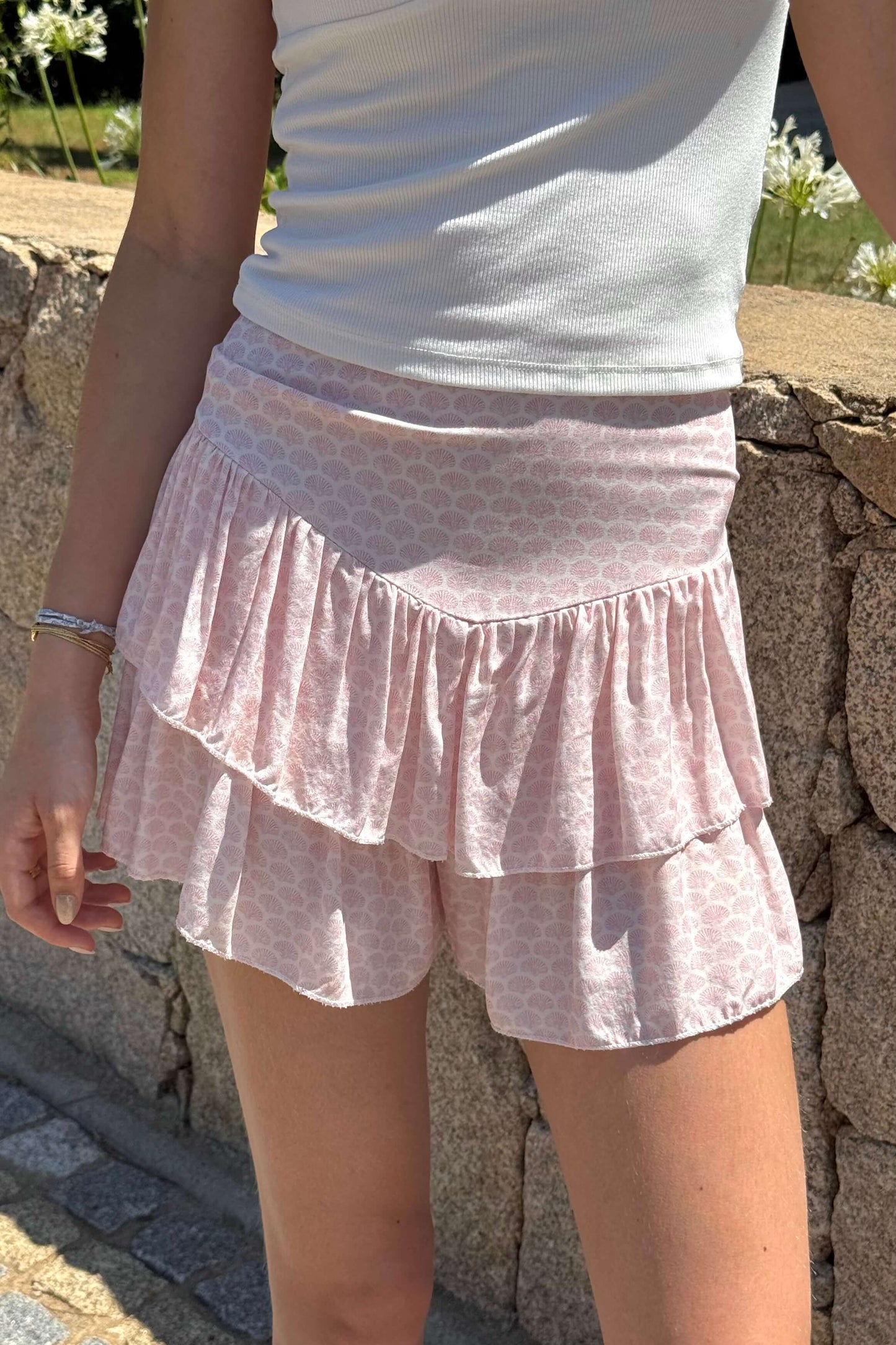 Gros plan sur la ceinture lisse à l’avant et élastiquée à l’arrière : un confort discret pour un maintien parfait. La viscose apporte un tombé fluide, idéal pour les journées ensoleillées.