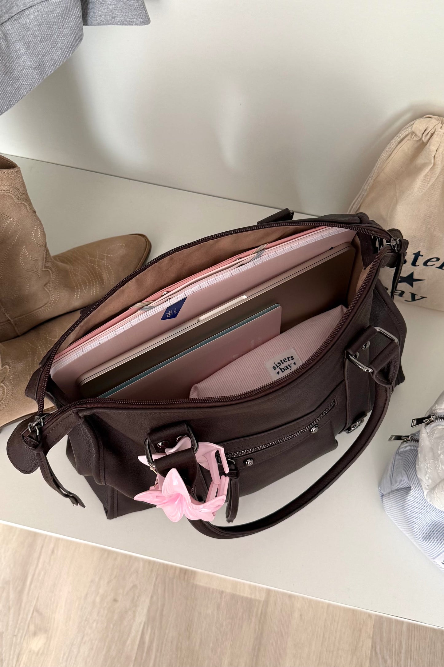 Sac a main City chocolat sisters bay parfait pour les cours intérieur