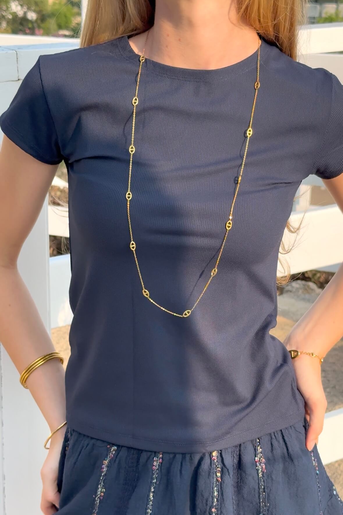 Sautoir "Muse" doré porté. Chaîne à maillons élégante, finition brillante, bijou chic et discret.