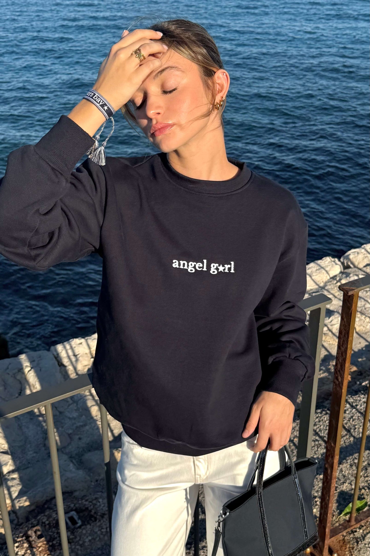 Sweat ANGEL GIRL navy, création exclusive Sisters Bay, coupe classique.