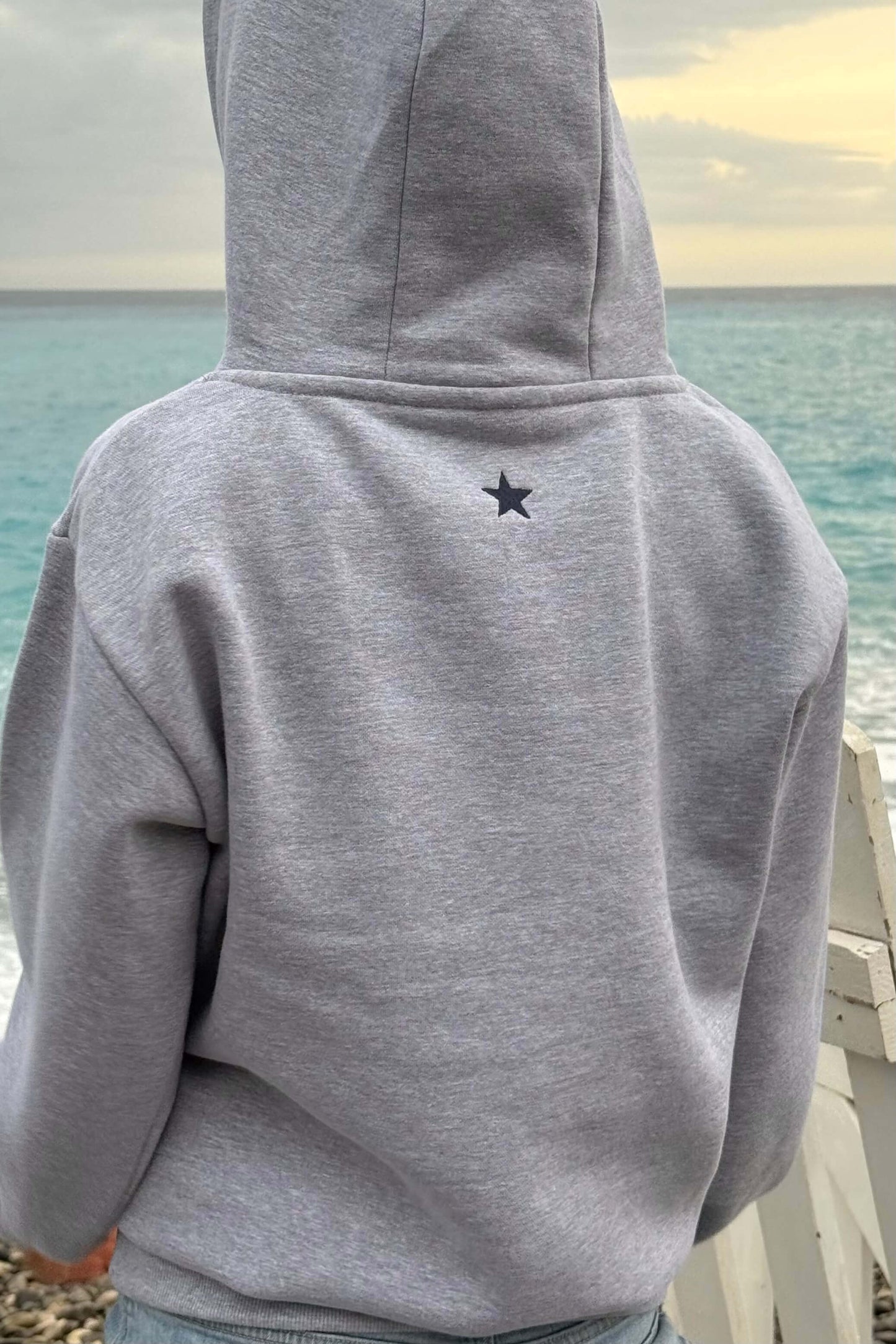 Sweat gris Sisters Bay avec poche kangourou pratique – idée tenue rentrée moderne et inspirante.