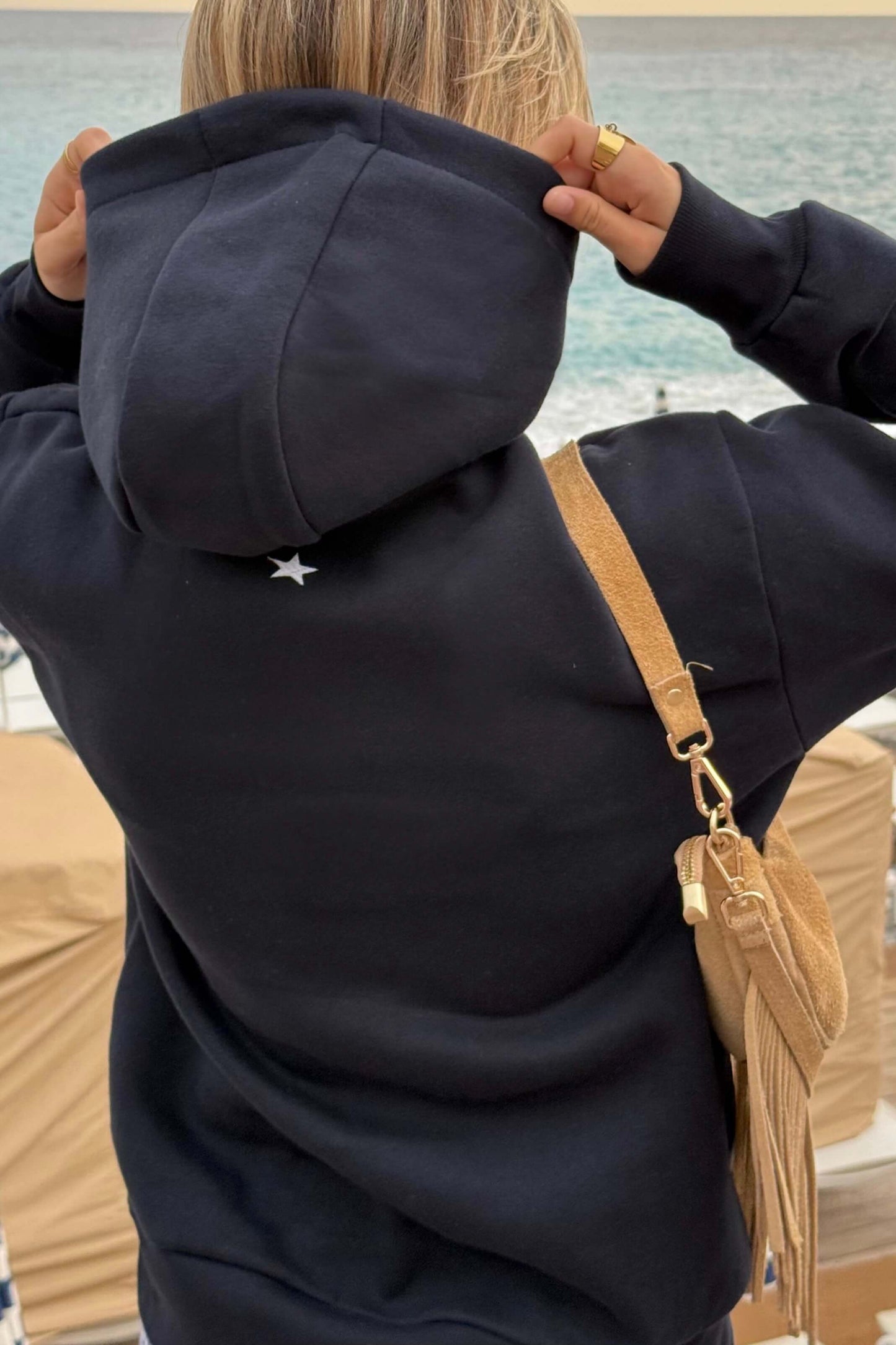 Sweat navy Sisters Bay brodé logo à l’avant et étoile au dos – outfit rentrée moderne et confortable.