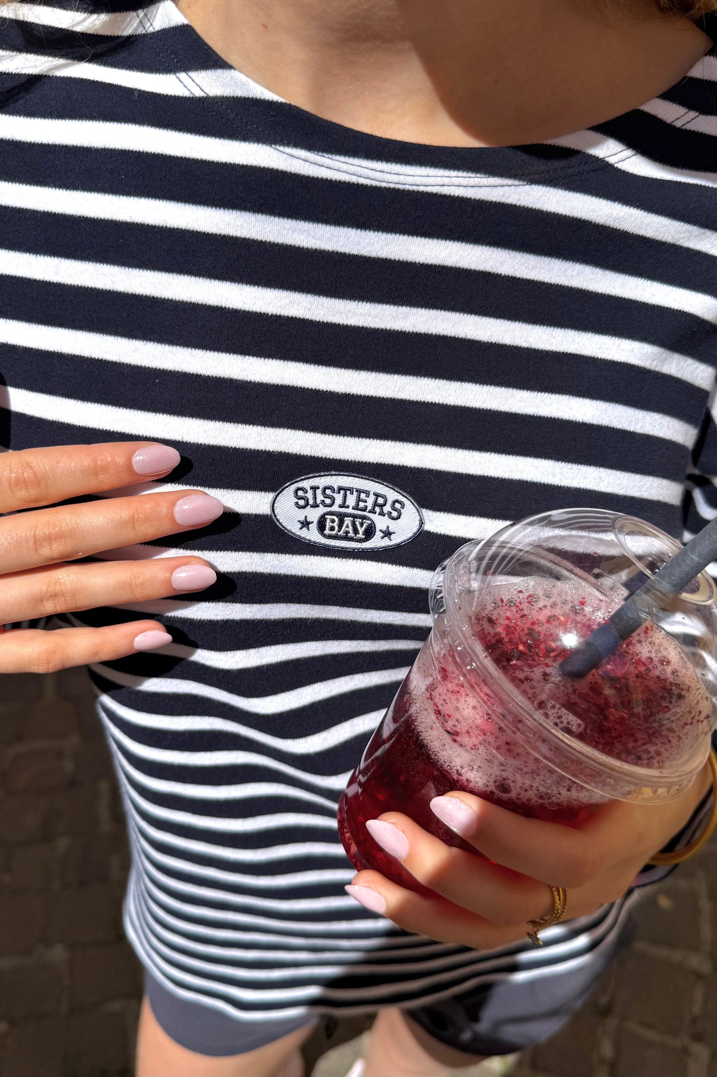 T-shirt manches longues rayé navy et blanc avec écusson TOP COASTAL, col rond et tissu doux en coton peigné ringspun pour un confort optimal sisters bay