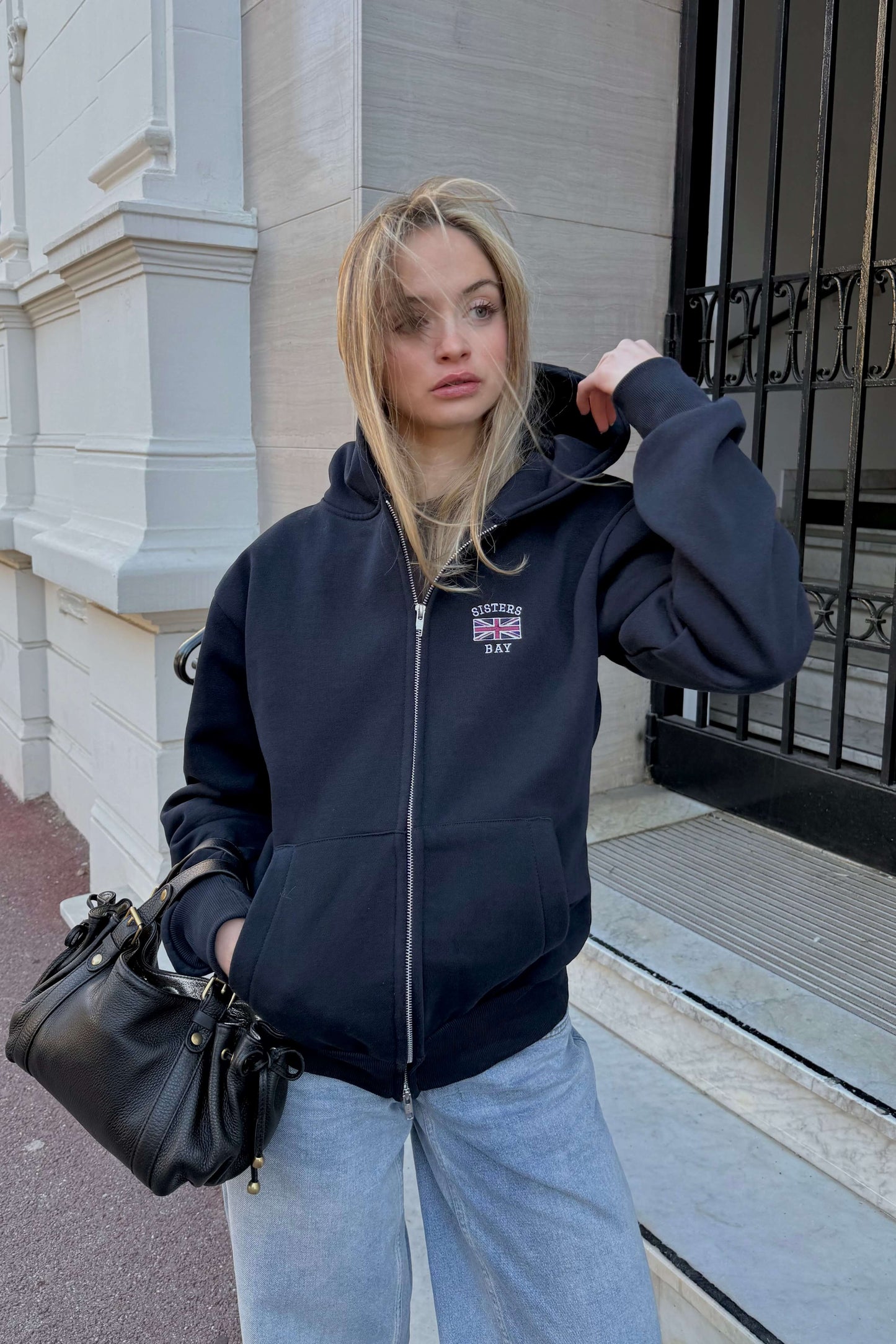 Veste zippée LONDON Sisters Bay, coupe structurée et style urbain, parfaite pour compléter un look moderne.