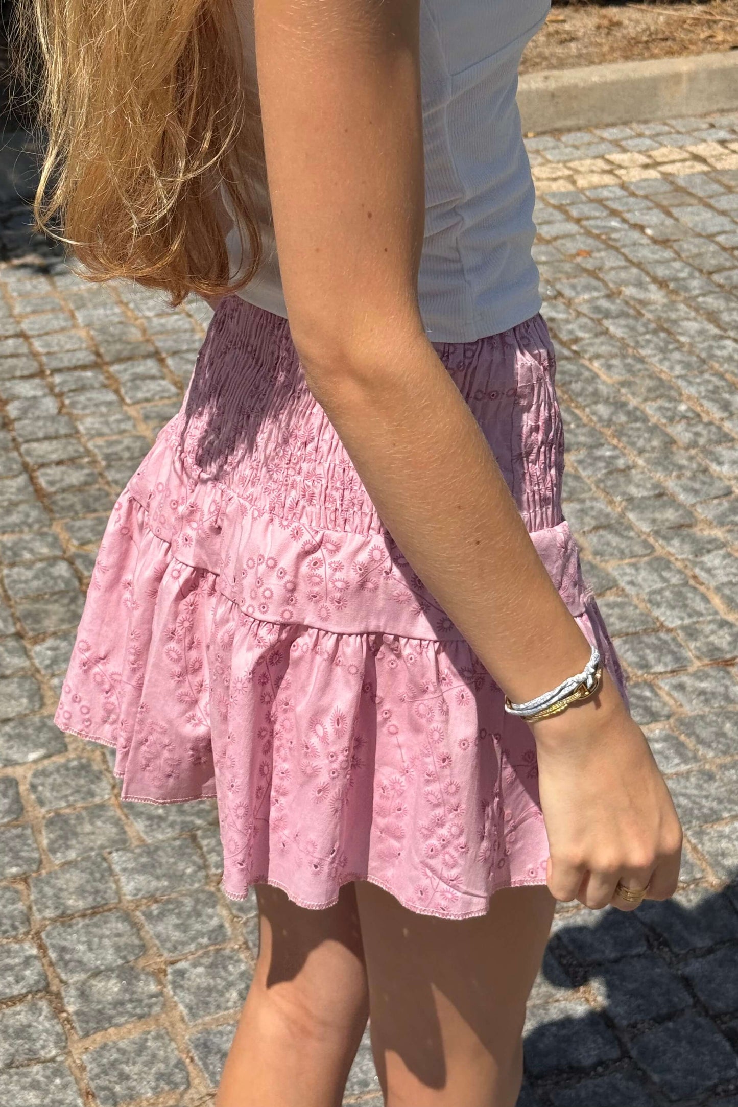 Zoom sur la jupe-short DAYLIGHT en rose : coupe flatteuse, tissu confortable et allure féminine. Portée avec la blouse broderie anglaise, elle compose un look romantique et tendance. Sisters Bay