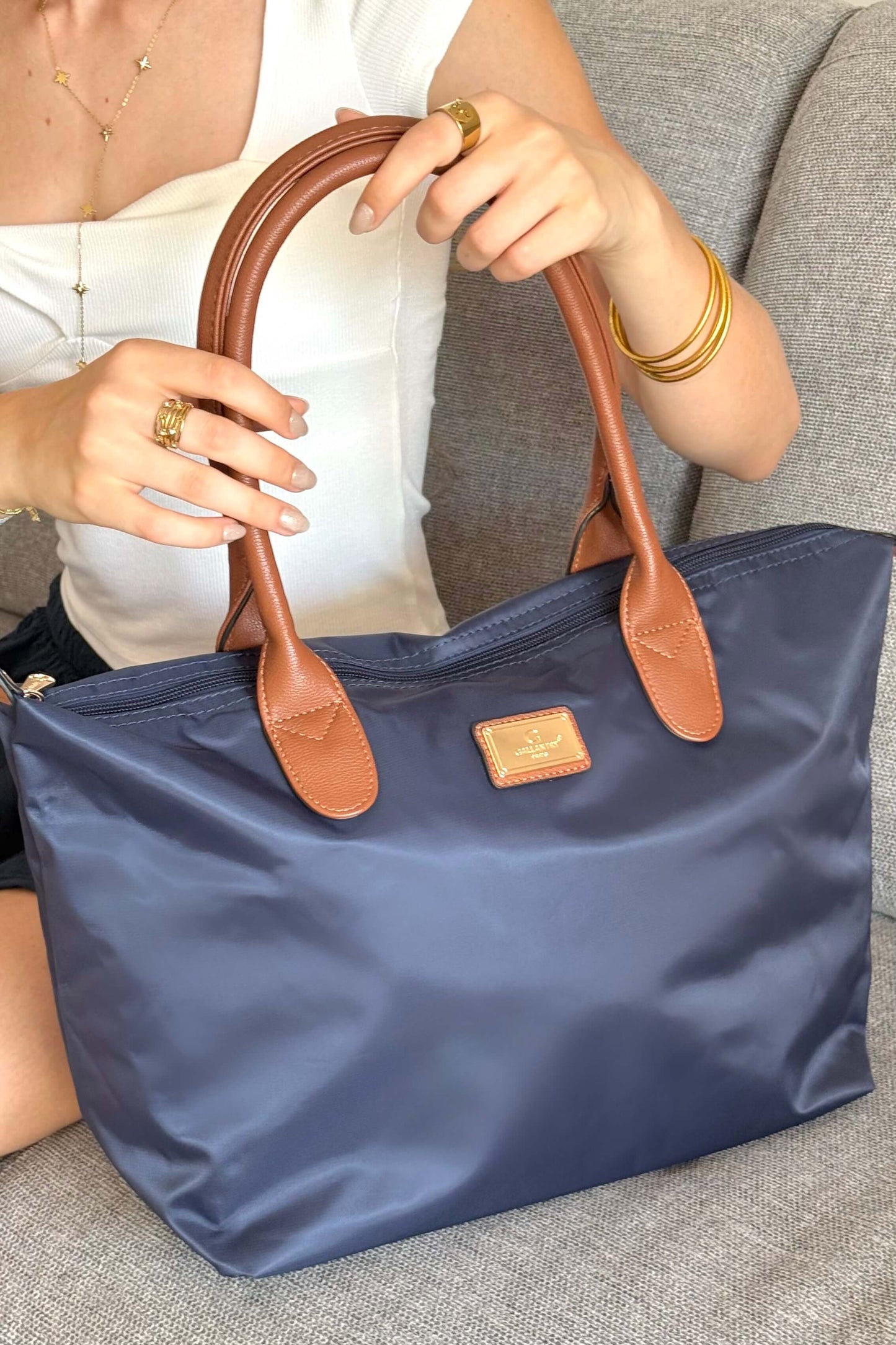 Zoom sur le sac "Vanilla" : plusieurs poches pour une organisation facile, sans sacrifier le style. Sa teinte navy s’adapte à tous les looks du quotidien. Sisters Bay