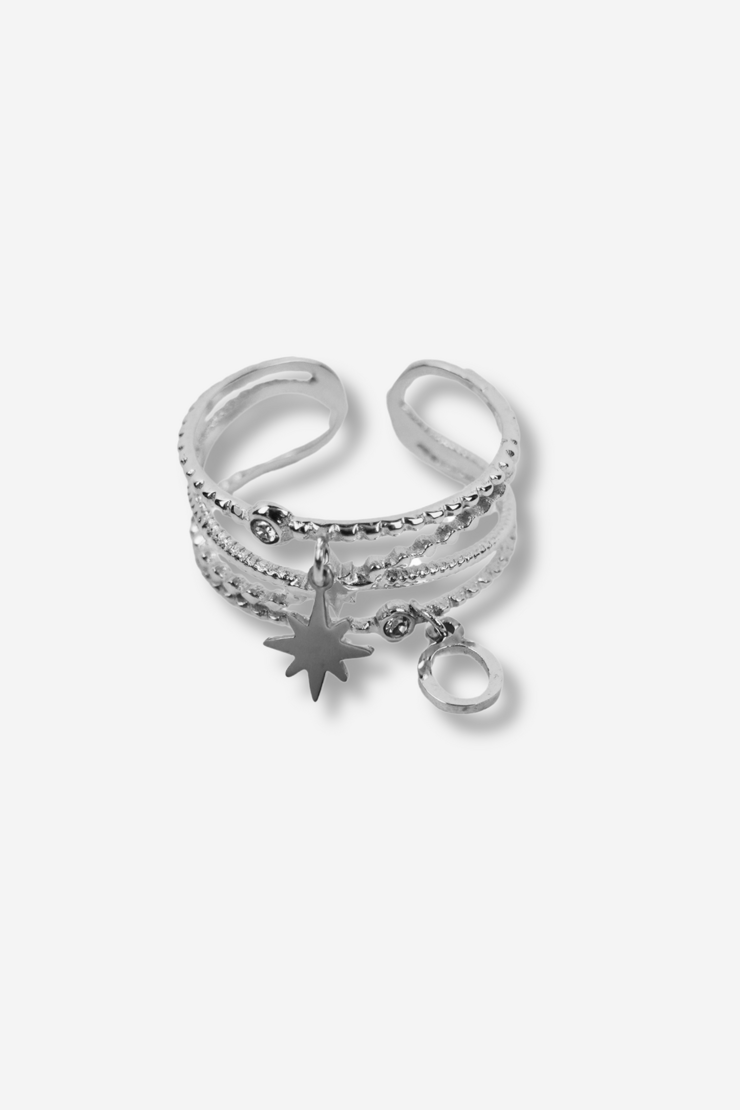 Bague NIGHT SKY argentée en acier inoxydable, inspirée des étoiles, ajustable pour un confort optimal. Un design lumineux qui évoque la beauté de la nuit. Disponible sur Sisters Bay.