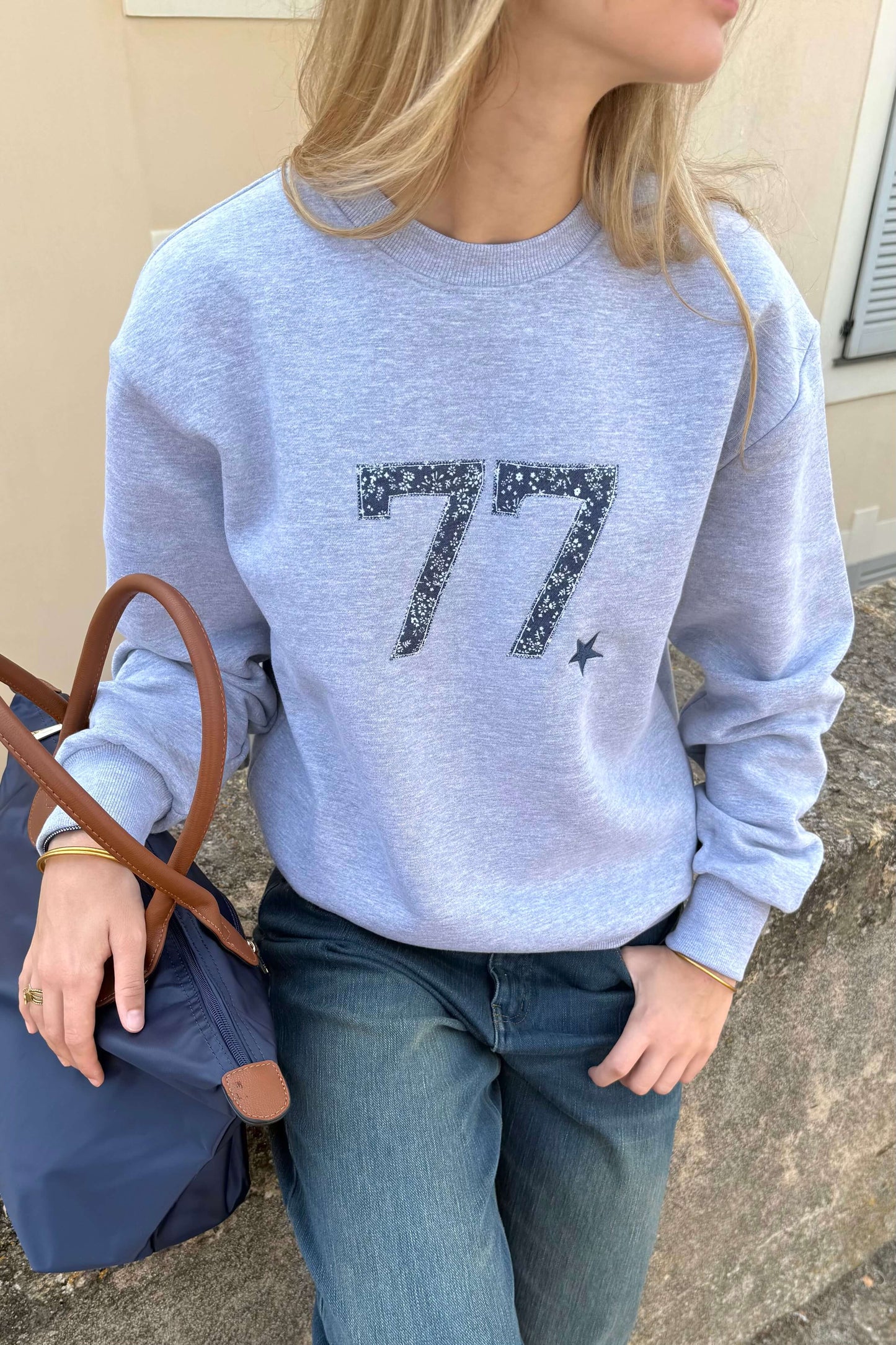 Détail du motif chiffres liberty cousu sur sweat gris Sisters Bay