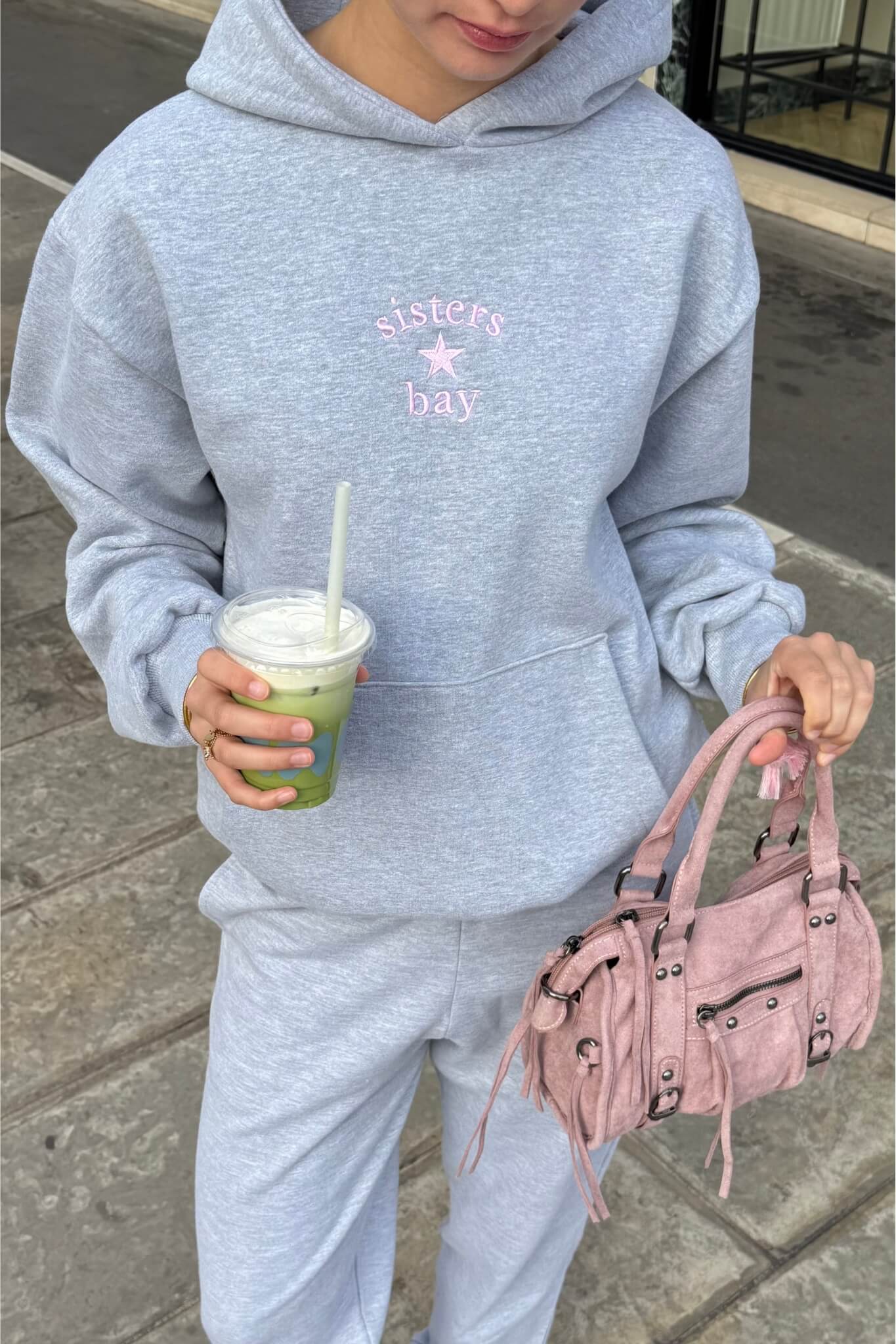 Ensemble SISTER gris brodé rose Sisters Bay avec sweat et jogging assortis