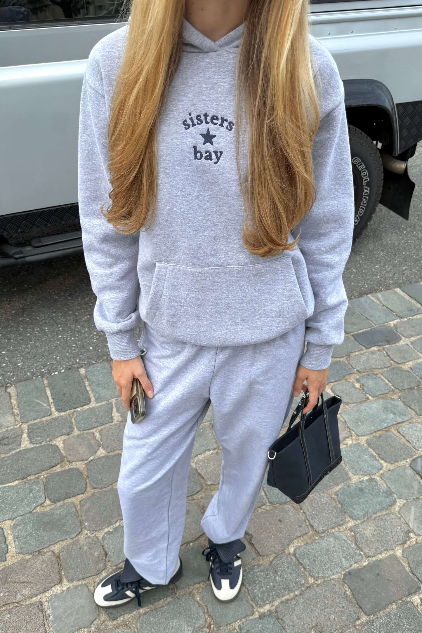 Jogging SISTER Sisters Bay disponible en navy, gris brodé navy ou baby pink