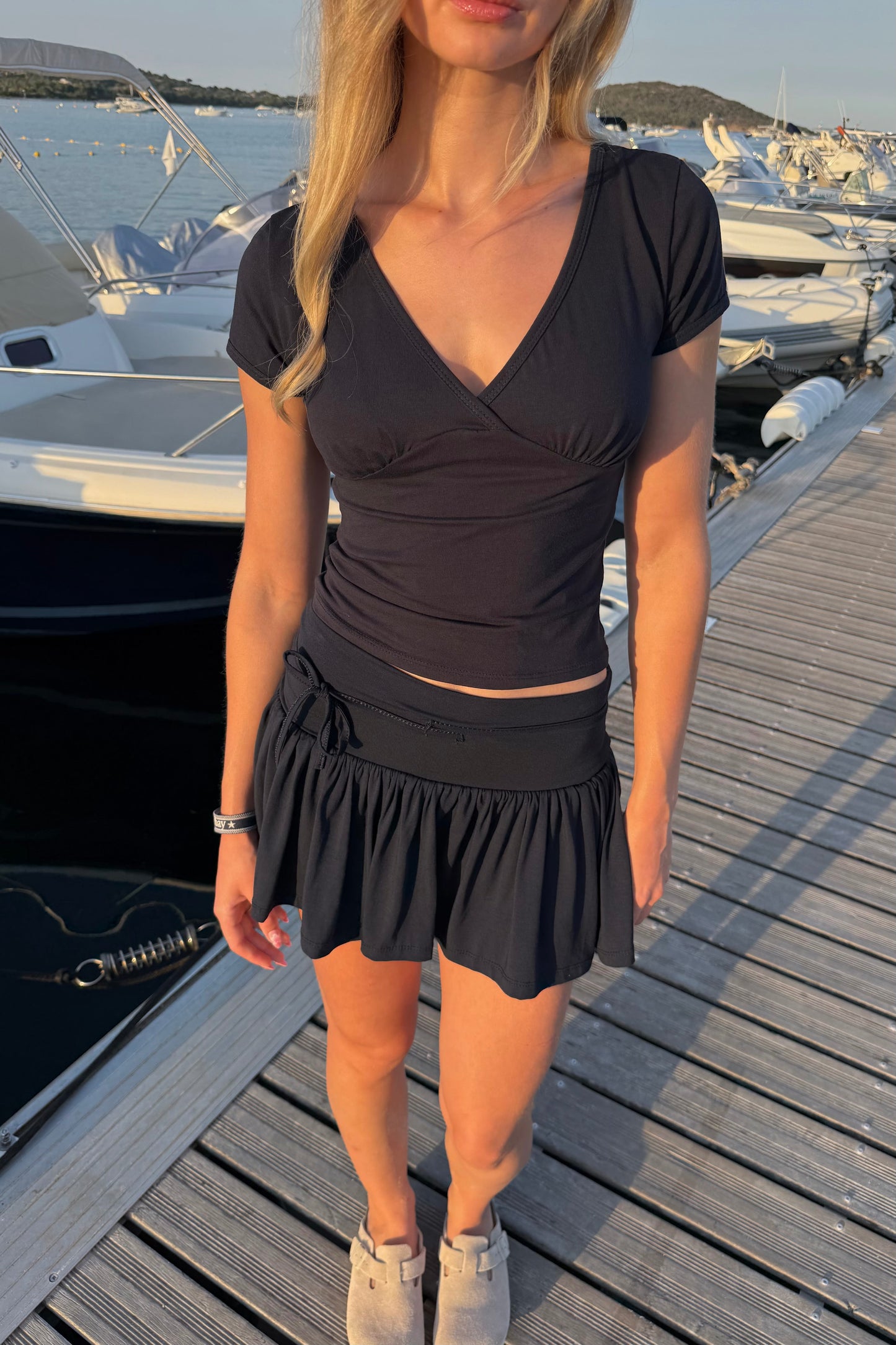 top cache coeur Navy taille unique allant du XS au M 95% coton 5% élastique Léa porte une taille unique et mesure 1m73 disponible aussi en gris SISTERS BAY avec jupe Navy a taille élastique