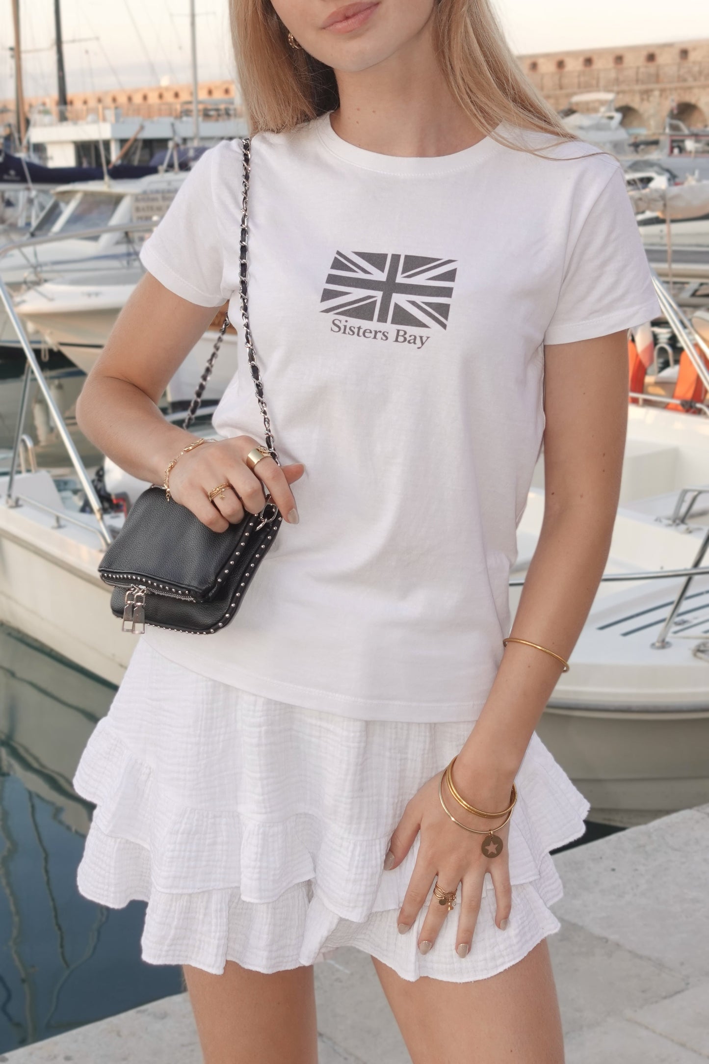 T-shirt blanc cintré pour femme avec imprimé drapeau du Royaume-Uni, porté par Margaux, collection Sisters Bay