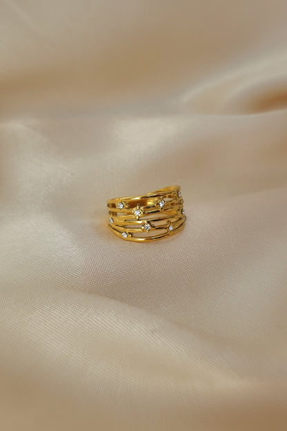 Bague ajustable en acier inoxydable Cassiopeia ornée de strass brillants, élégante et moderne, disponible chez Sisters Bay.
