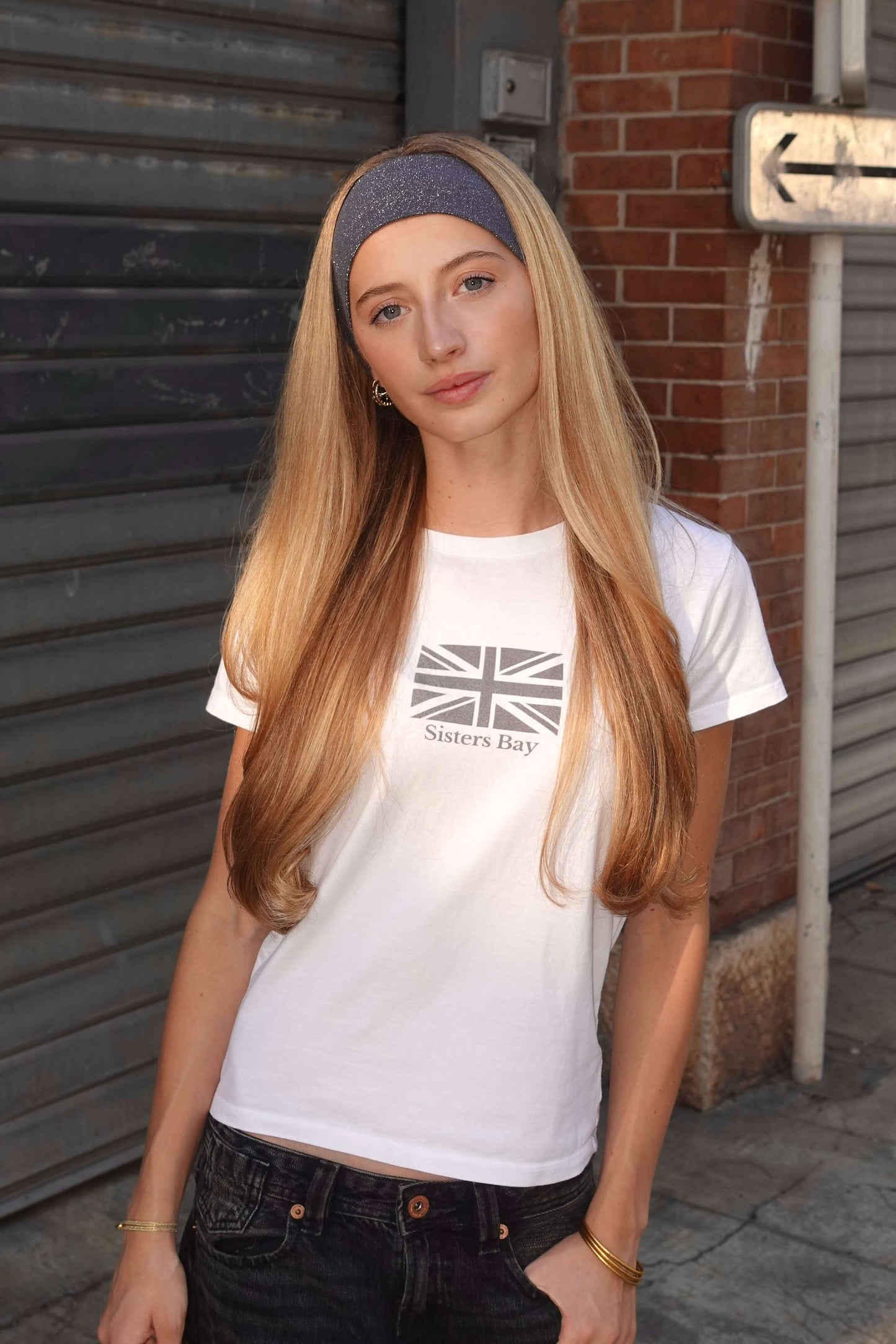 Ajoutez une touche scintillante à vos looks de rentrée ! Le bandeau GLITZ anthracite à paillettes, fabriqué à la main dans notre atelier Sisters Bay, combine confort et style. Sa largeur de 6,5 cm et sa matière élastique en jersey assurent un maintien parfait pour toutes vos tenues Back to School ou soirées.