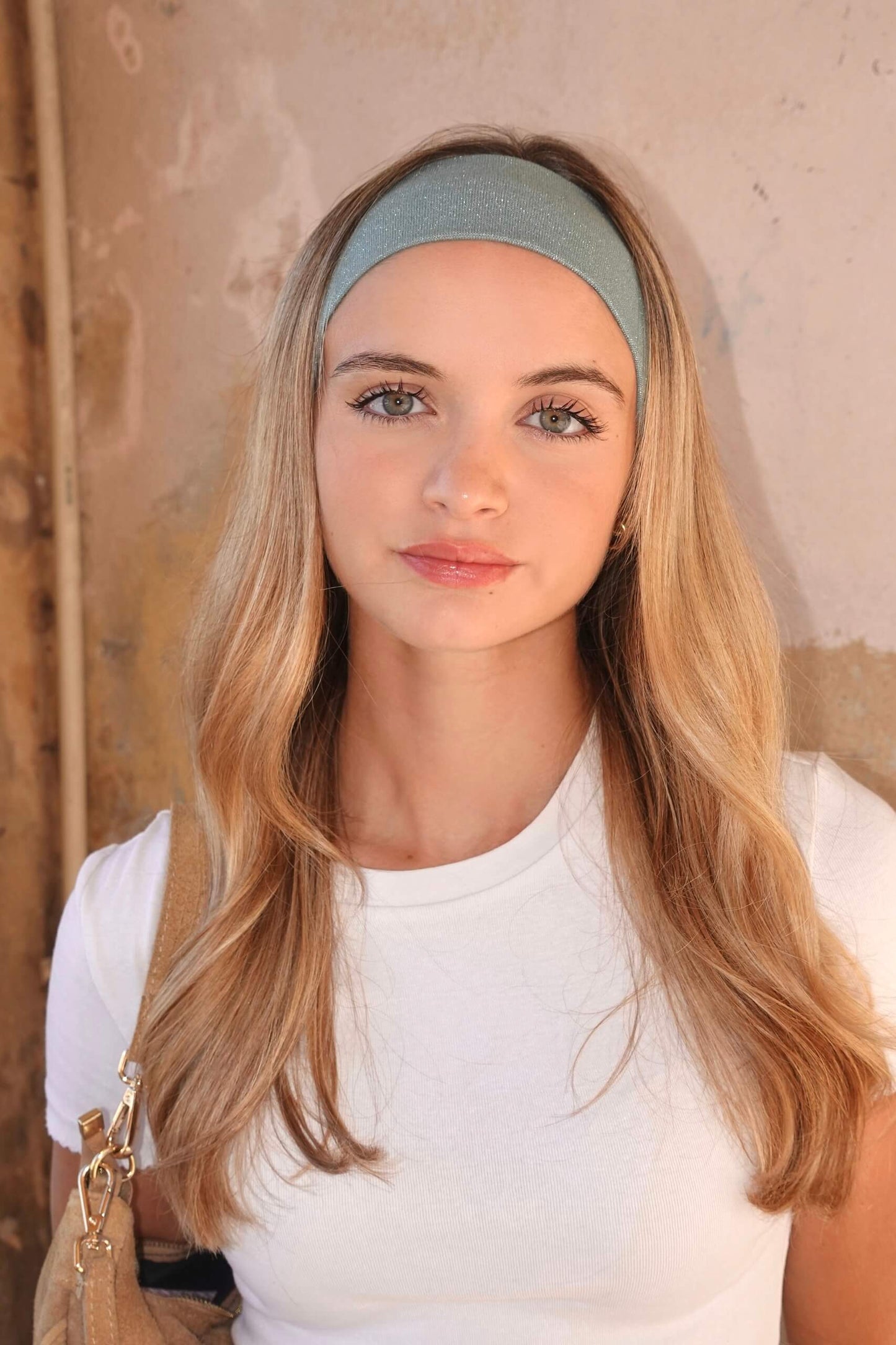 Ajoutez une touche scintillante à vos looks de rentrée ! Le bandeau GLITZ céladon à paillettes, fabriqué à la main dans notre atelier Sisters Bay, combine confort et style. Sa largeur de 6,5 cm et sa matière élastique en jersey assurent un maintien parfait pour toutes vos tenues Back to School ou soirées.