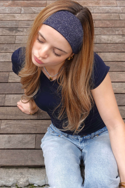 Bandeau navy à paillettes, fabriqué à la main dans notre atelier. Matière élastique pour plus de confort. Composition : 100 % jersey.