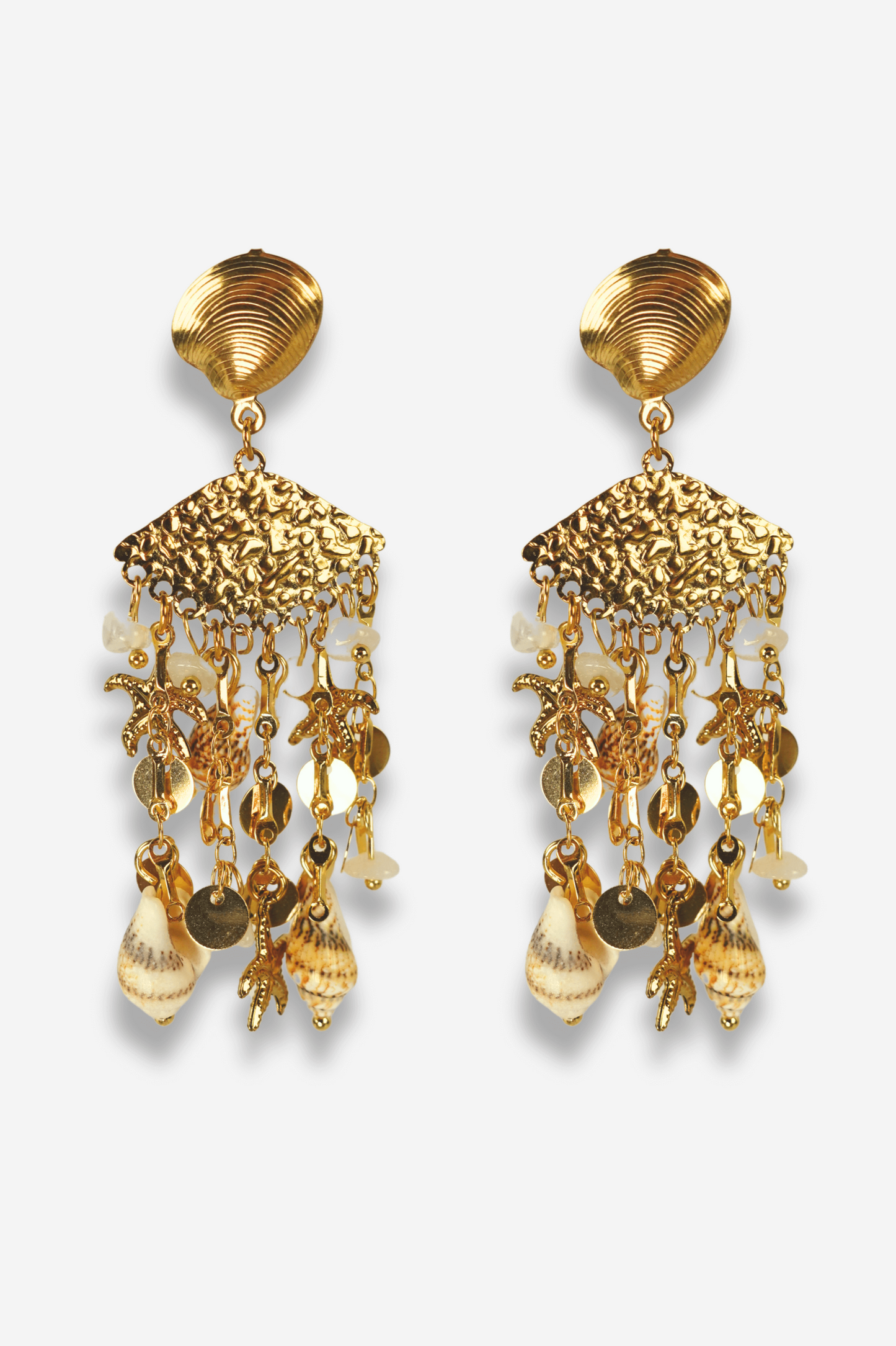 Boucles d'oreilles en acier inoxydable de la collection Sisters Bay, avec coquillages, pendentifs, pampilles et perles. Type clou pour un confort optimal.