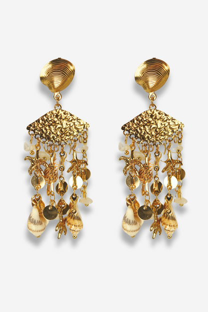 Boucles d'oreilles en acier inoxydable de la collection Sisters Bay, avec coquillages, pendentifs, pampilles et perles. Type clou pour un confort optimal.