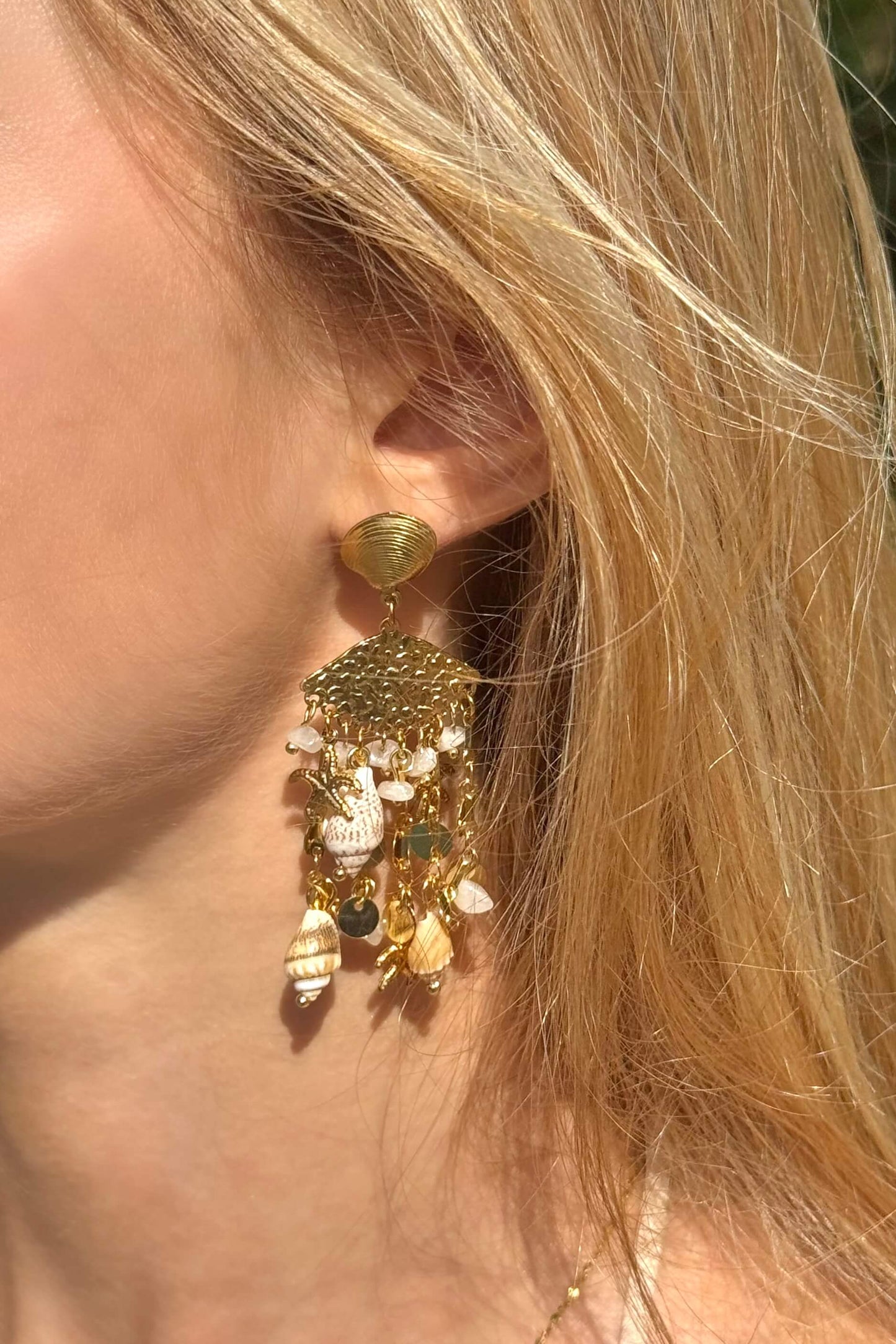 Boucles d’oreilles en acier inoxydable en forme de coquillages avec pendentifs, pampilles et perles. Style clou, longueur 7.5 cm, bijoux fantaisie élégants inspirés de la mer.

