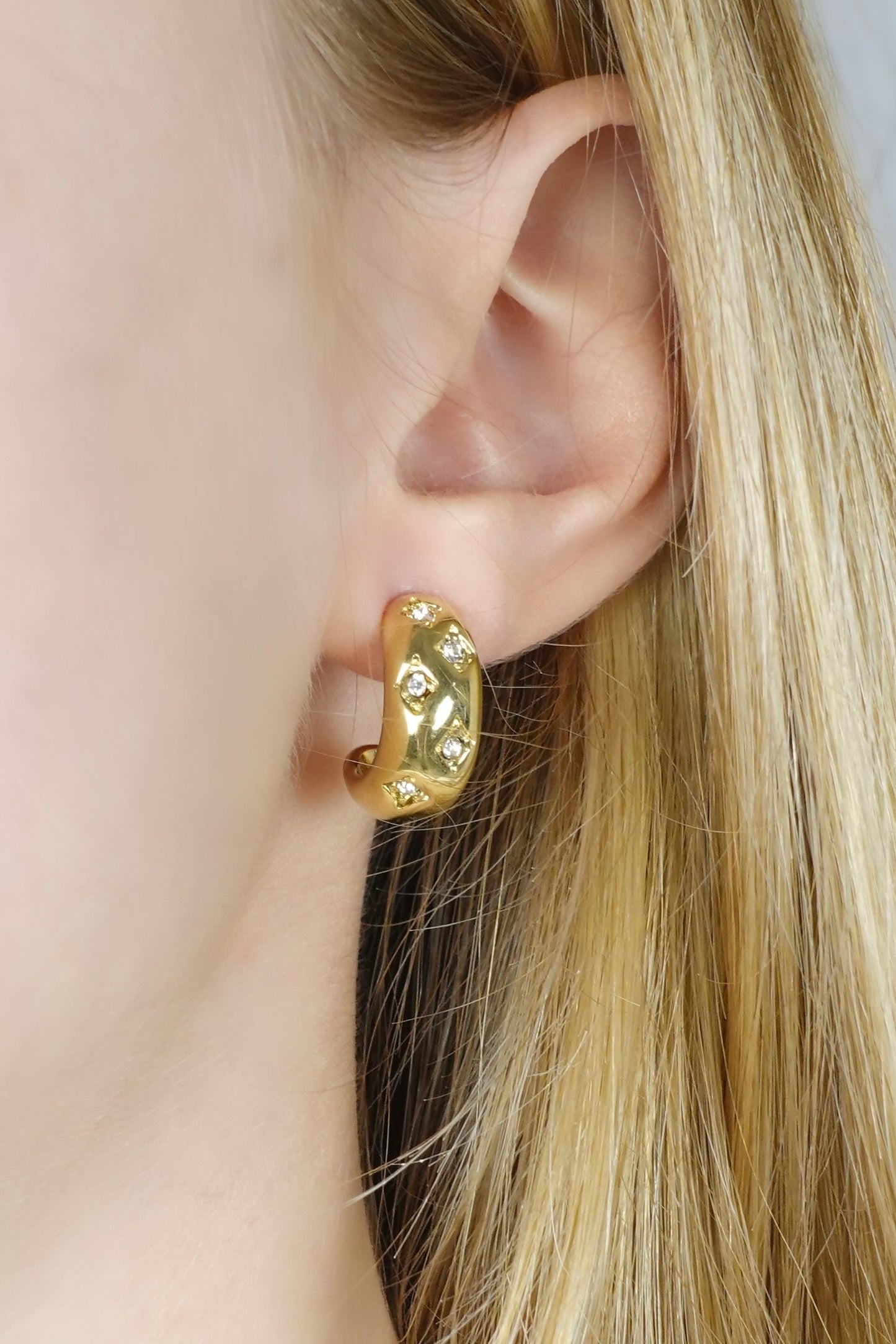 Boucles d'oreilles en acier inoxydable, ornées de strass, combinant un design type clou avec un effet créoles. Résistantes à l'eau et conçues pour ne pas ternir, elles sont idéales pour un look classe et intemporel, de jour comme de nuit.