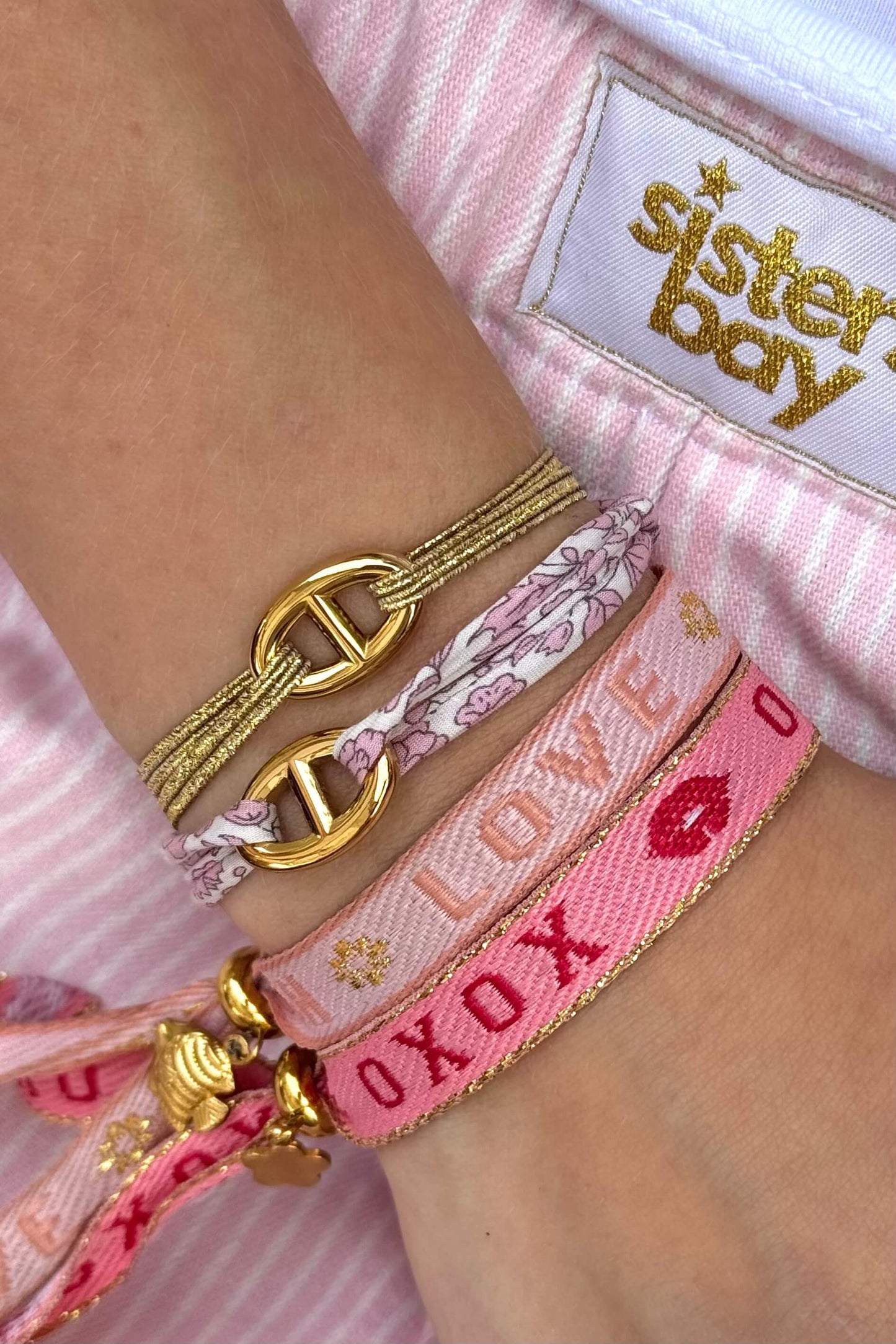 Bracelet élastique doré FEVER de Sisters Bay avec maillon en acier inoxydable, porté au poignet