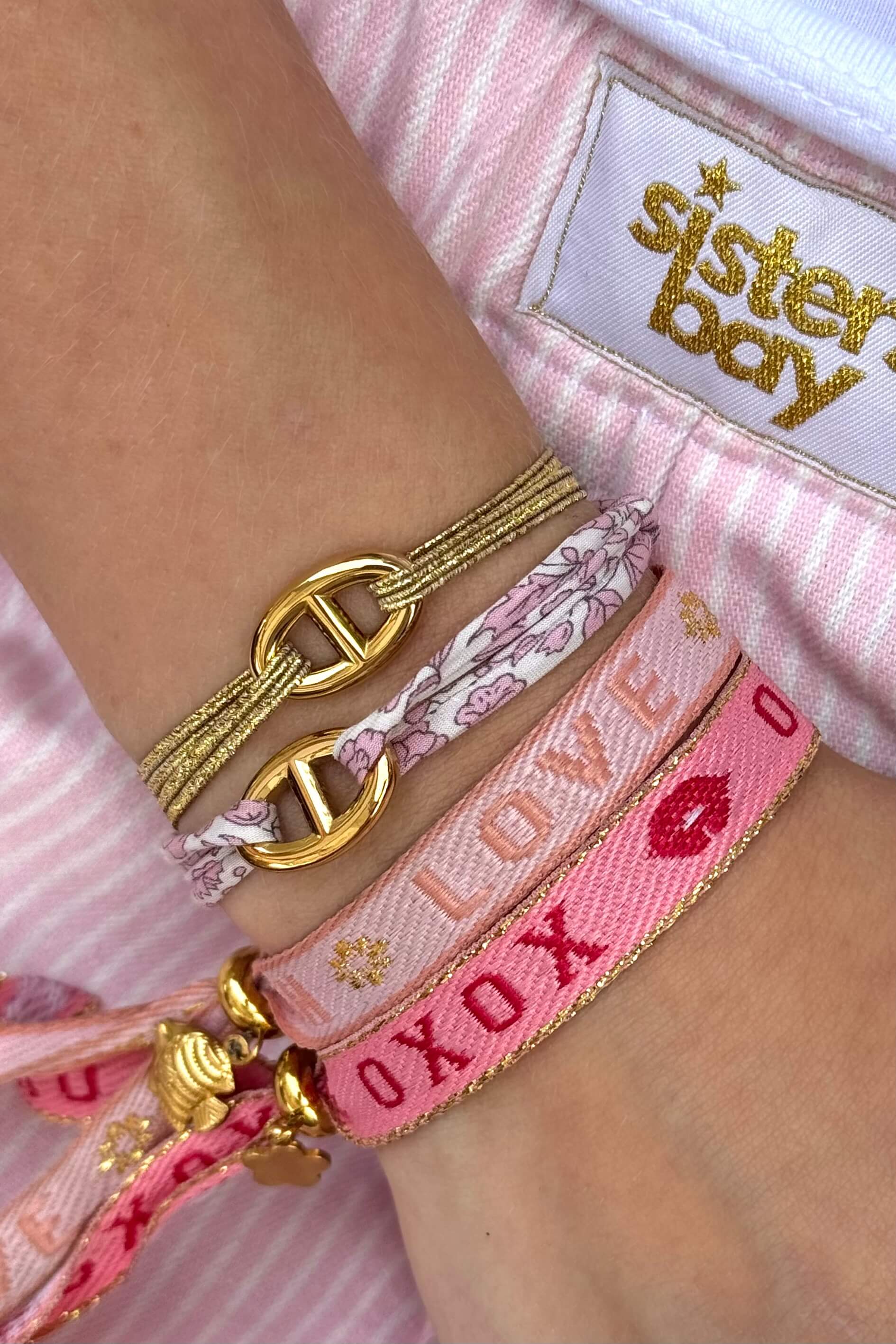 Bracelet élastique doré FEVER de Sisters Bay avec maillon en acier inoxydable, porté au poignet