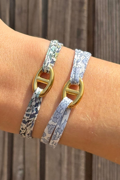 Bracelet liberty bleu clair Sisters Bay fait main, avec maillon en acier inoxydable et nœuds coulissants ajustables.