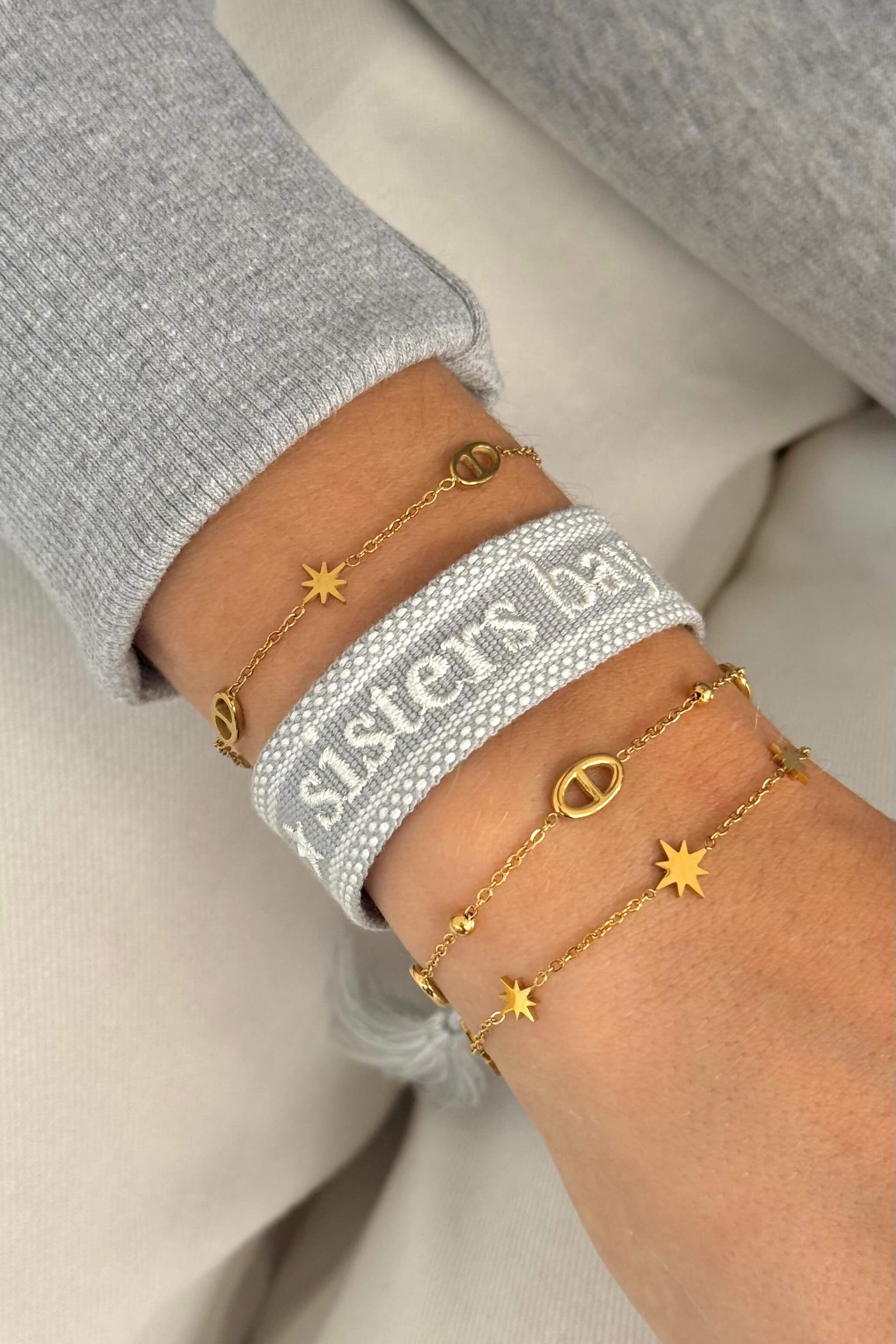Détail du bracelet brodé ★ sisters bay ★, sobre et ajustable.