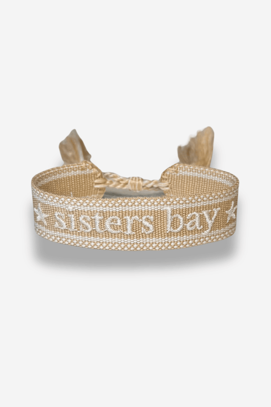 Bracelet tissé beige, création exclusive Sisters Bay, brodé « ★ sisters bay ★ » avec longueur ajustable grâce à un nœud coulissant.
