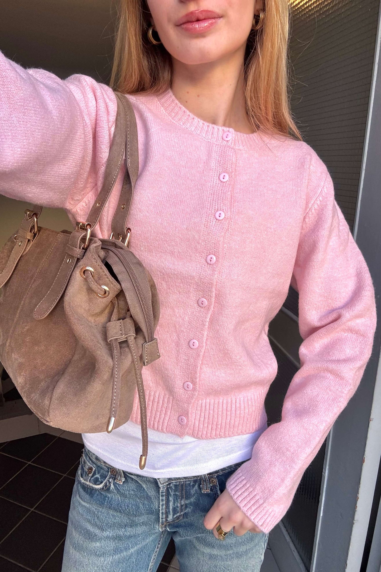 Cardigan CLOUD baby pink Sisters Bay, maille douce et coupe confortable, parfait pour un look féminin et cosy au quotidien.