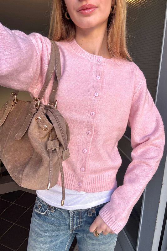 Cardigan CLOUD baby pink Sisters Bay, maille douce et coupe confortable, parfait pour un look féminin et cosy au quotidien.