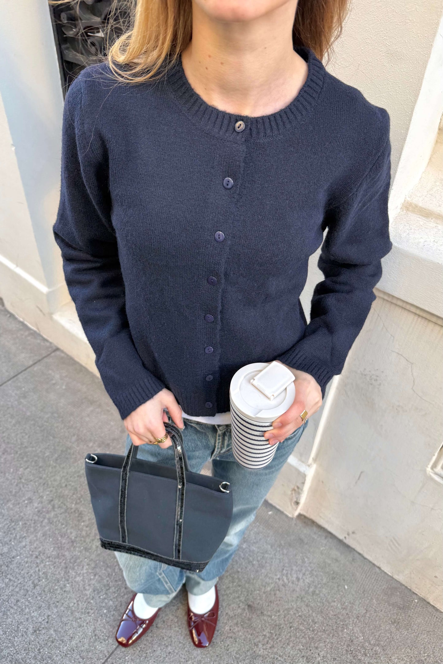 Cardigan CLOUD navy Sisters Bay en maille confortable, coupe moderne facile à porter pour un style chic et décontracté.