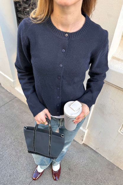 Cardigan CLOUD navy Sisters Bay en maille confortable, coupe moderne facile à porter pour un style chic et décontracté.