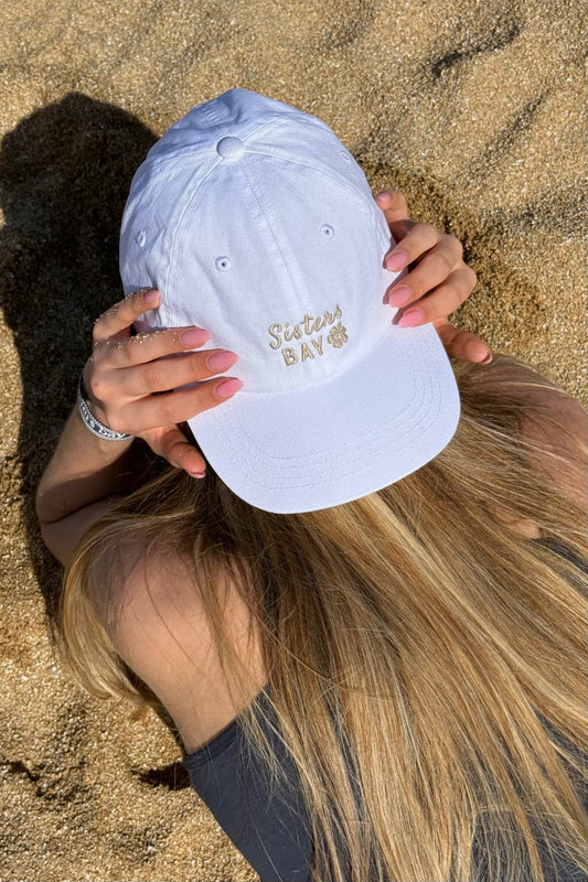 Casquette blanche motif « sisters bay » et fleur brodés beige