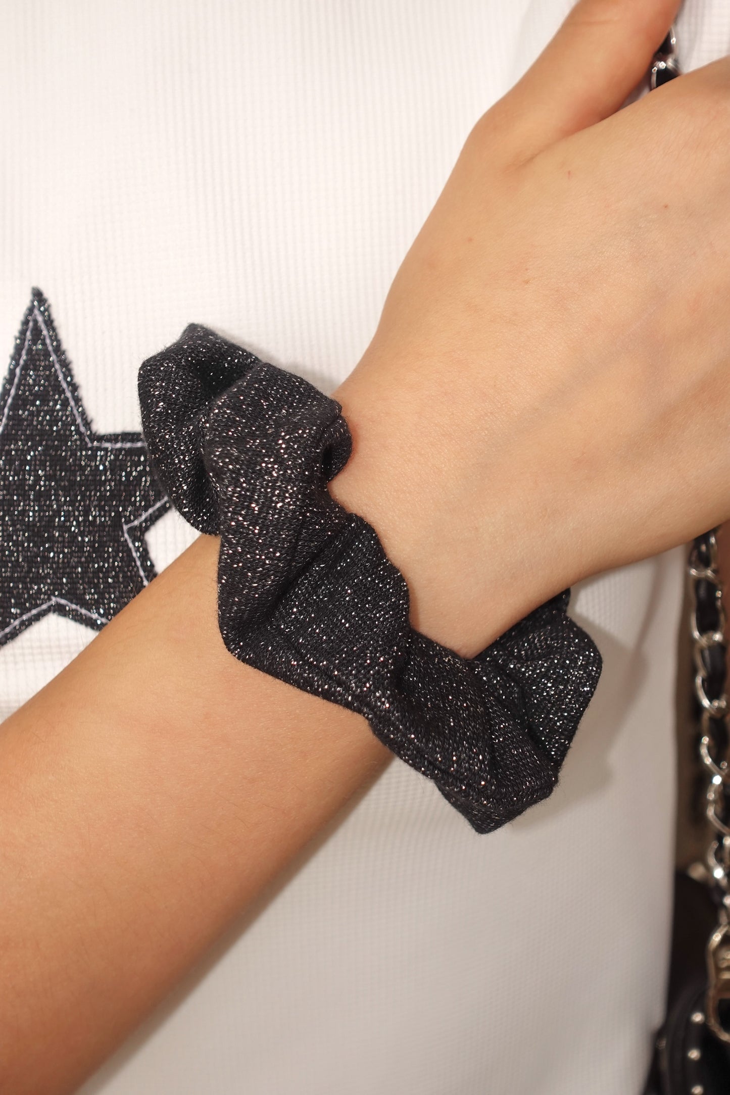 Chouchou Glitz noir à paillettes fabriqué à la main en jersey élastique, création exclusive Sisters Bay.