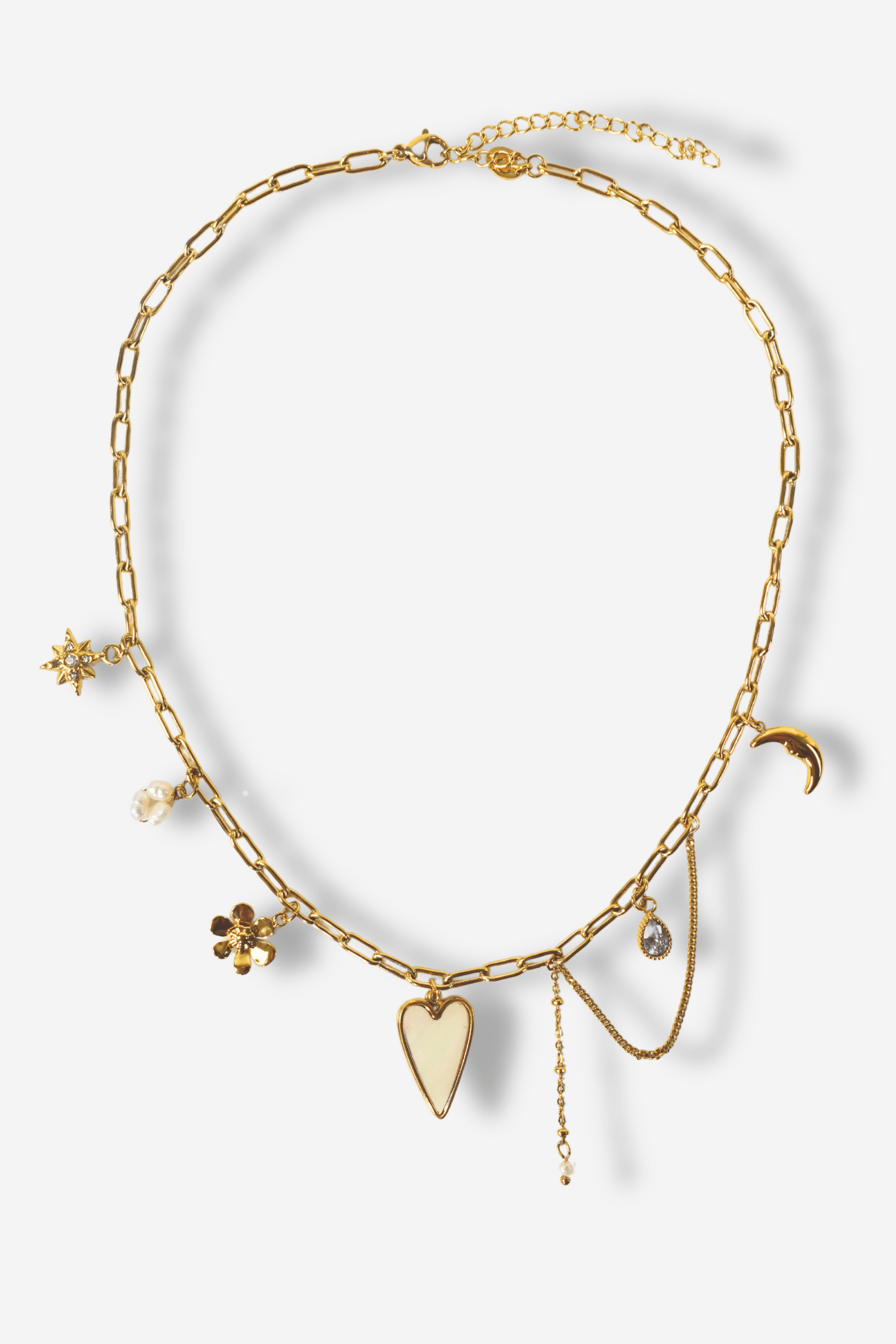 Collier doré en acier inoxydable orné de breloques en forme de cœur, étoile, fleur, lune, perles et strass. Longueur ajustable grâce à la chaînette d'extension. Sisters Bay