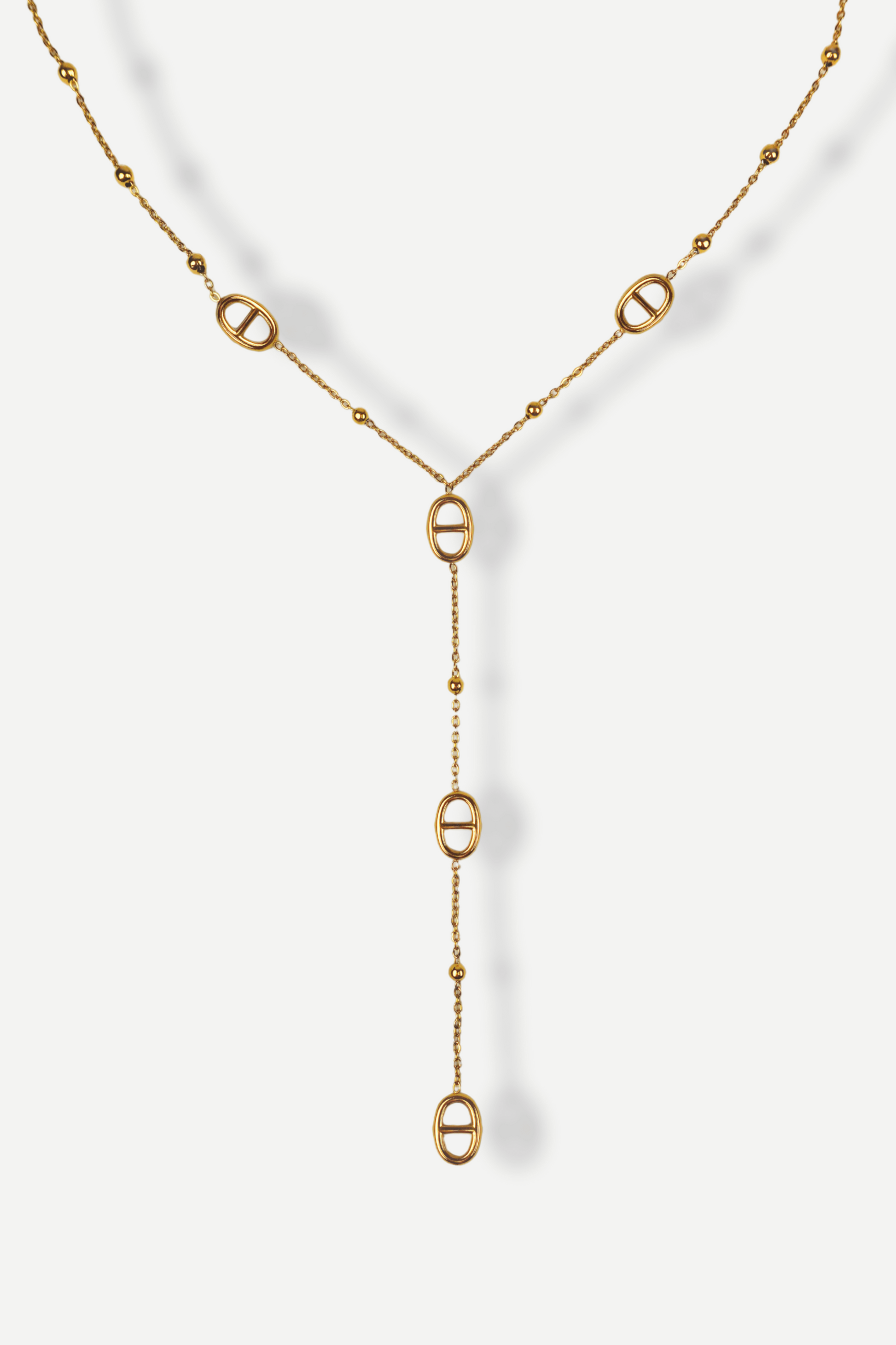 Collier en "Y" doré en acier inoxydable, orné de maillons. Disponible aussi en version argentée. Ajustable grâce à la chaînette d'extension. Disponible chez sisters bay