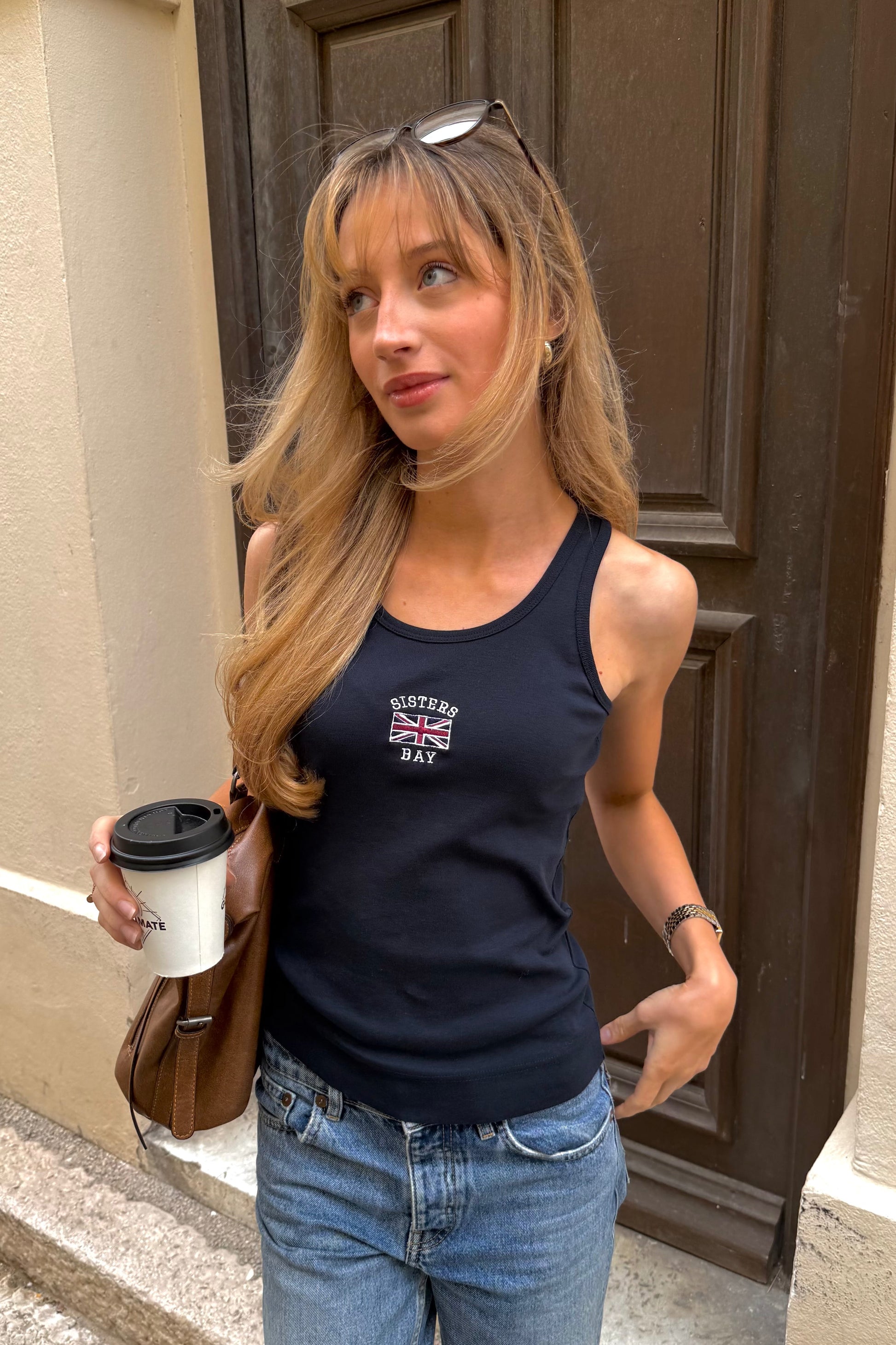 Débardeur LONDON Navy pour femme à coupe cintrée et dos nageur, confectionné en 100% coton avec un motif brodé artisanalement dans l’atelier SISTERS BAY.